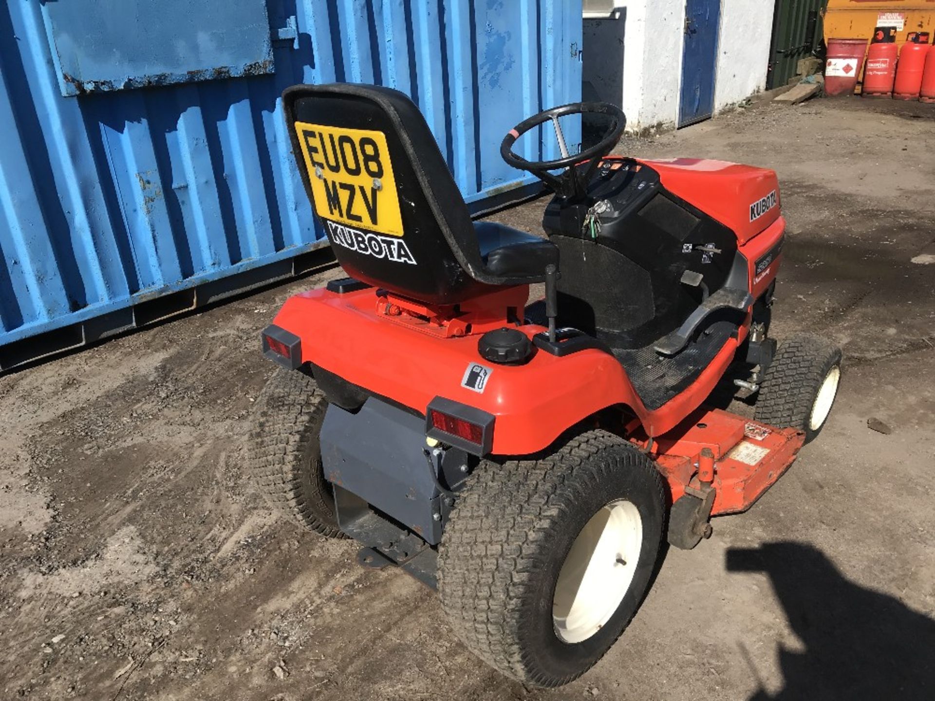 KUBOTA G2160 2WD DIESEL MOWER WITH MID MOUNTED DECK SN:12402 YEAR 2007 BUILD, 2008 REGISTERED. REG: - Image 5 of 5