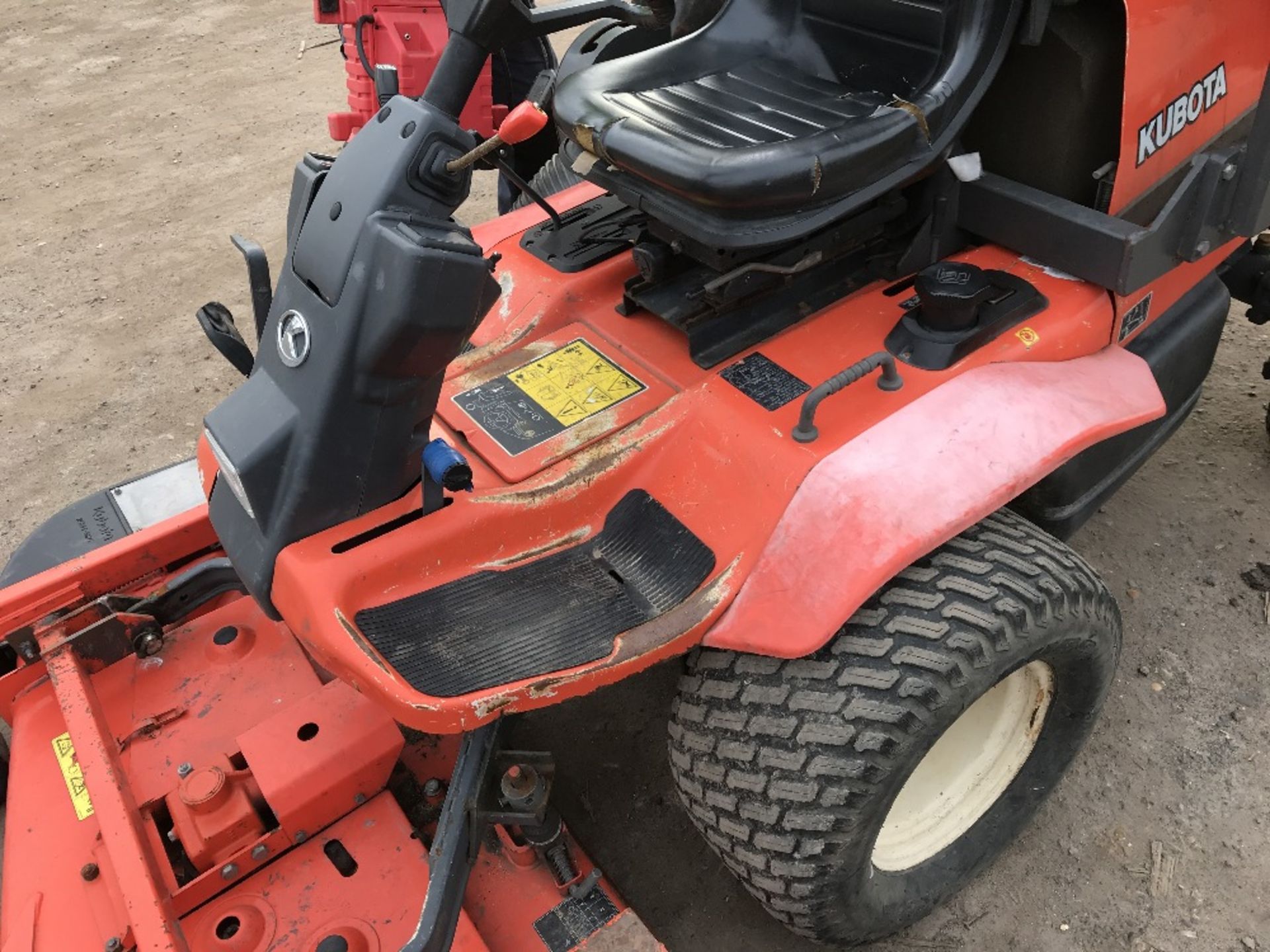 KUBOTA F3060 OUTFRONT MOWER C/W HIGH TIP COLLECTOR YEAR 2003 1613 REC HRS SN;62457 ... SEE VIDEO - Image 7 of 7