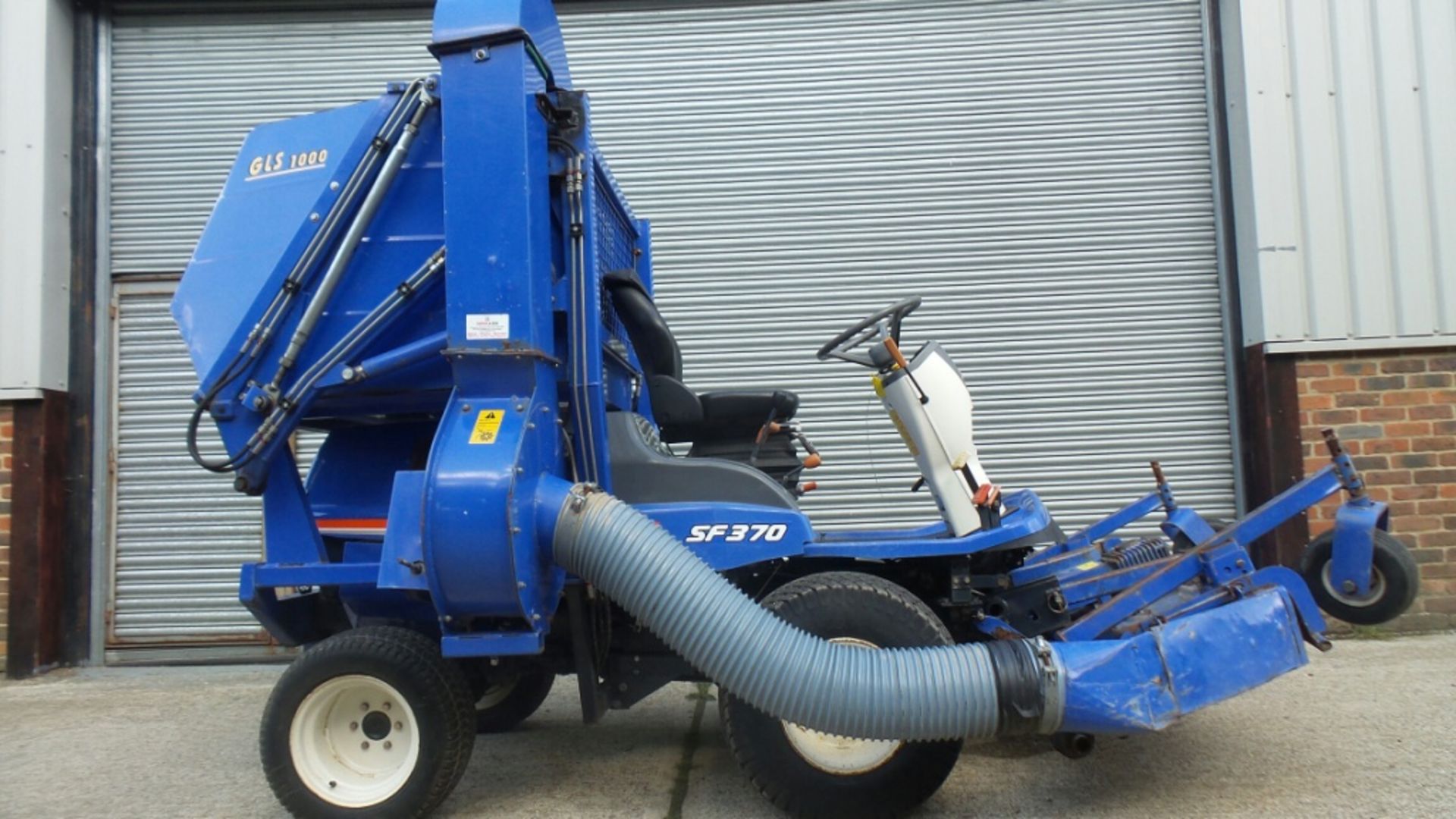 ISEKI SF37 OUT FRONT MOWER WITH COLLECTOR - Image 12 of 13