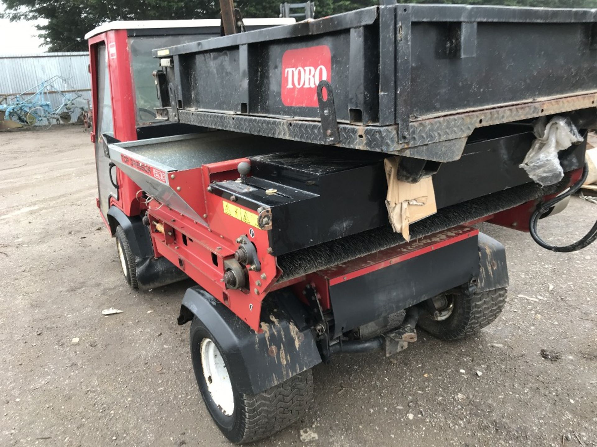 TORO WORKMAN 3300 D UTILITY TRUCK WITH SAND SPREADER - Image 3 of 11