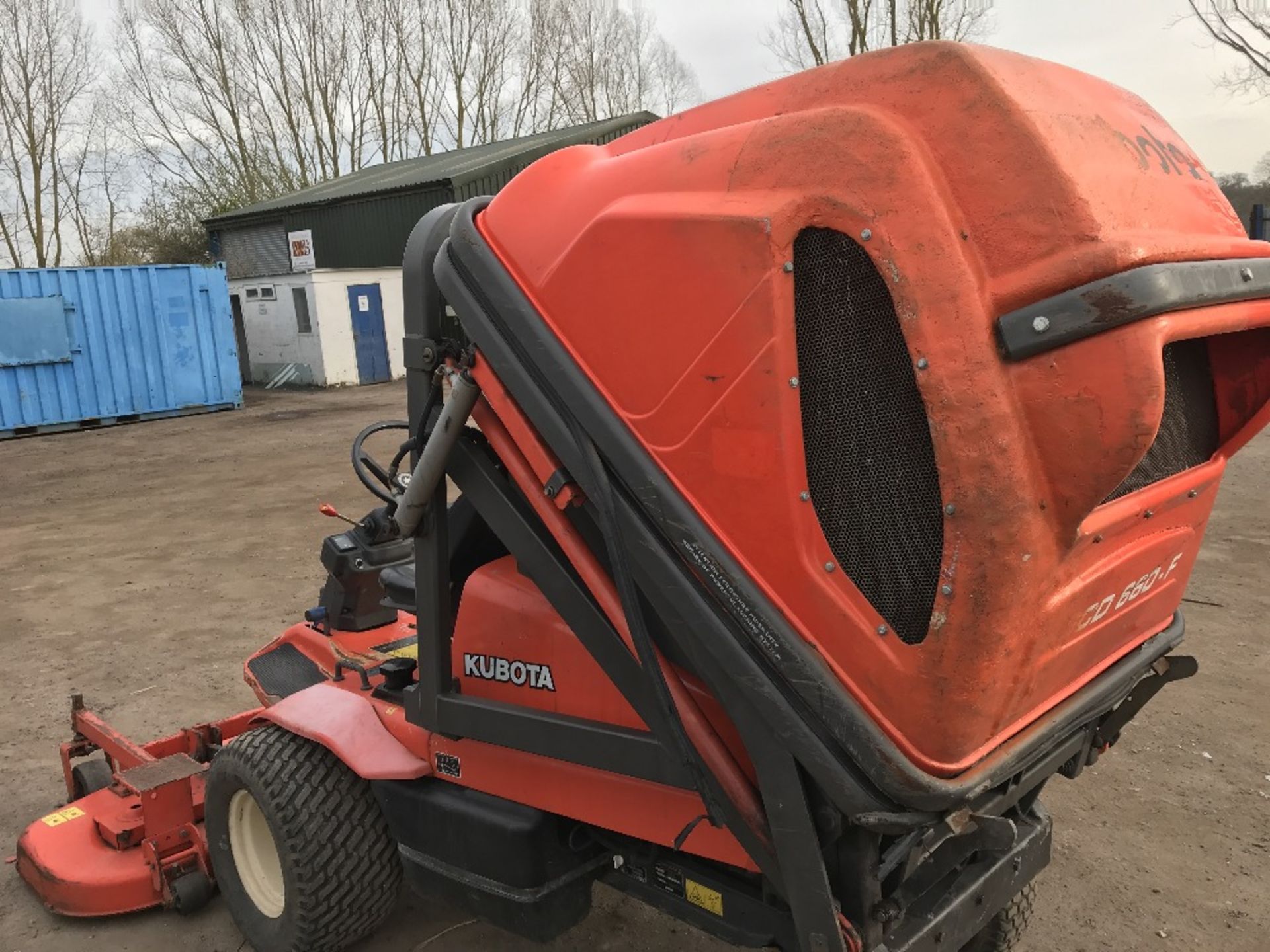 KUBOTA F3060 OUTFRONT MOWER C/W HIGH TIP COLLECTOR YEAR 2003 1613 REC HRS SN;62457 ... SEE VIDEO - Image 4 of 7