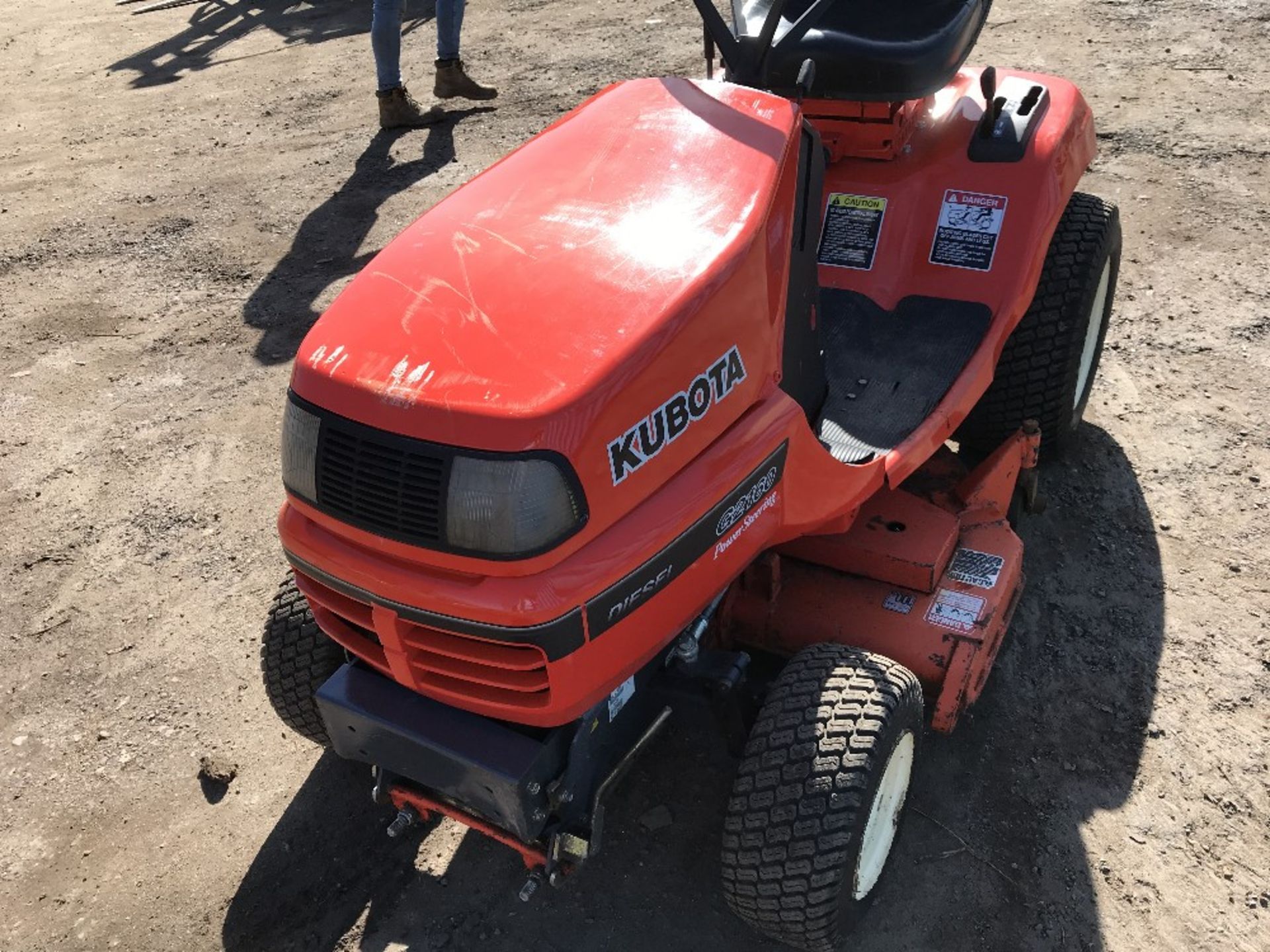 KUBOTA G2160 2WD DIESEL MOWER WITH MID MOUNTED DECK SN:12402 YEAR 2007 BUILD, 2008 REGISTERED. REG: - Image 2 of 5