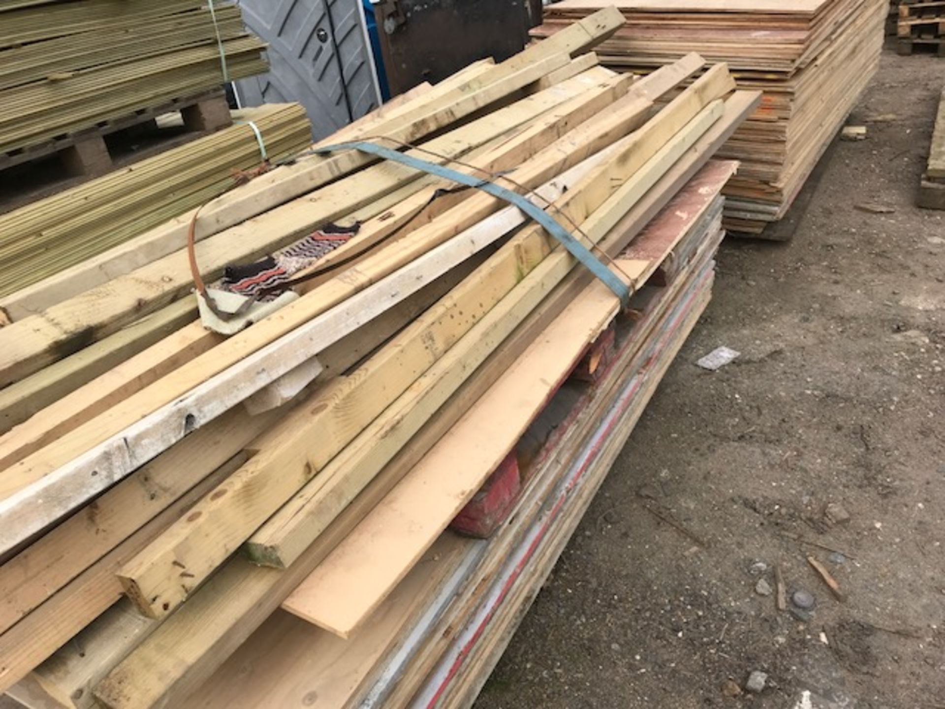 APPROX 90 X ASSORTED BOARDS PLUS TIMBER - Image 3 of 5