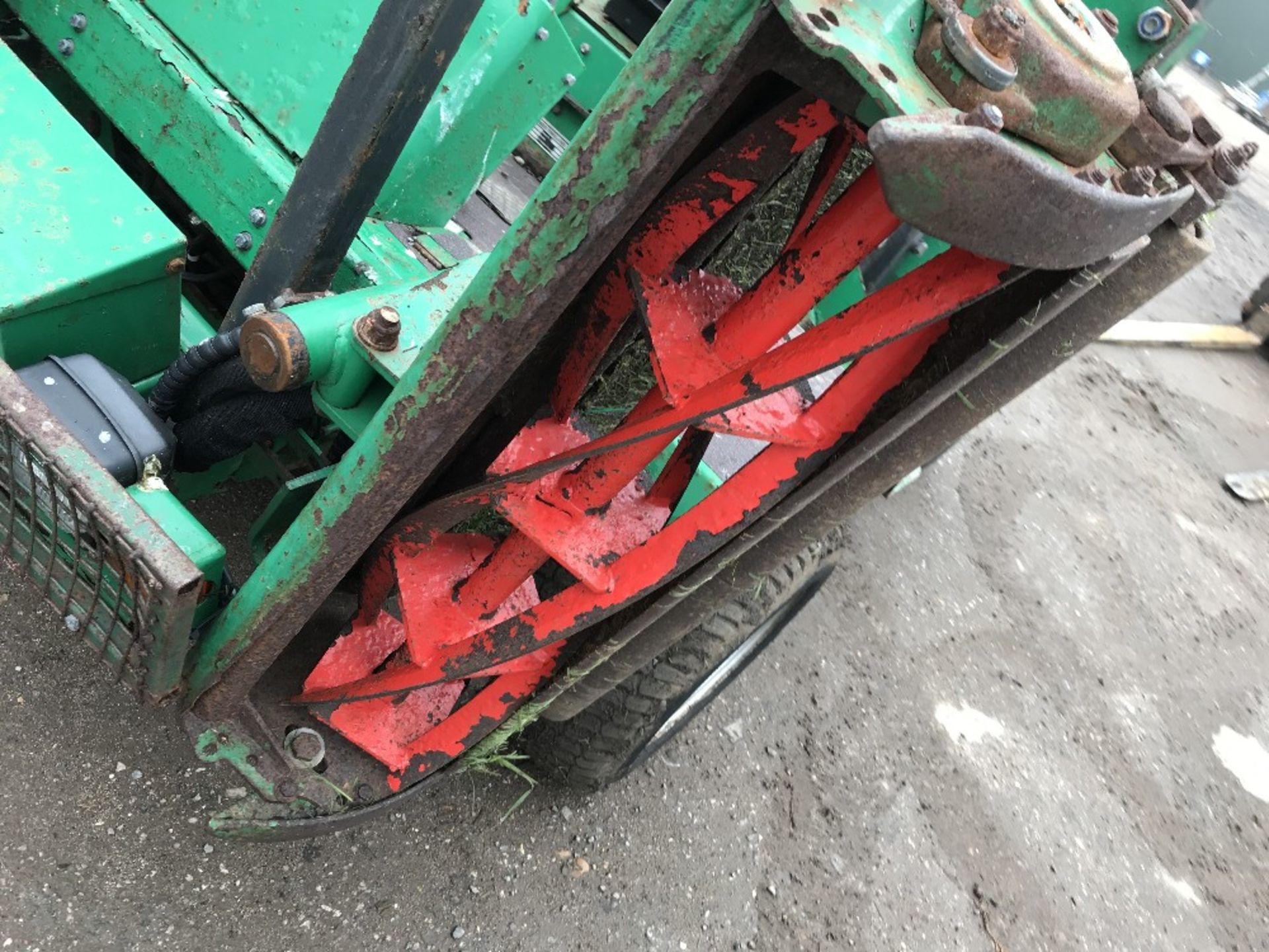 RANSOMES HIGHWAY 2130 2WD TRIPLE MOWER - Image 5 of 7