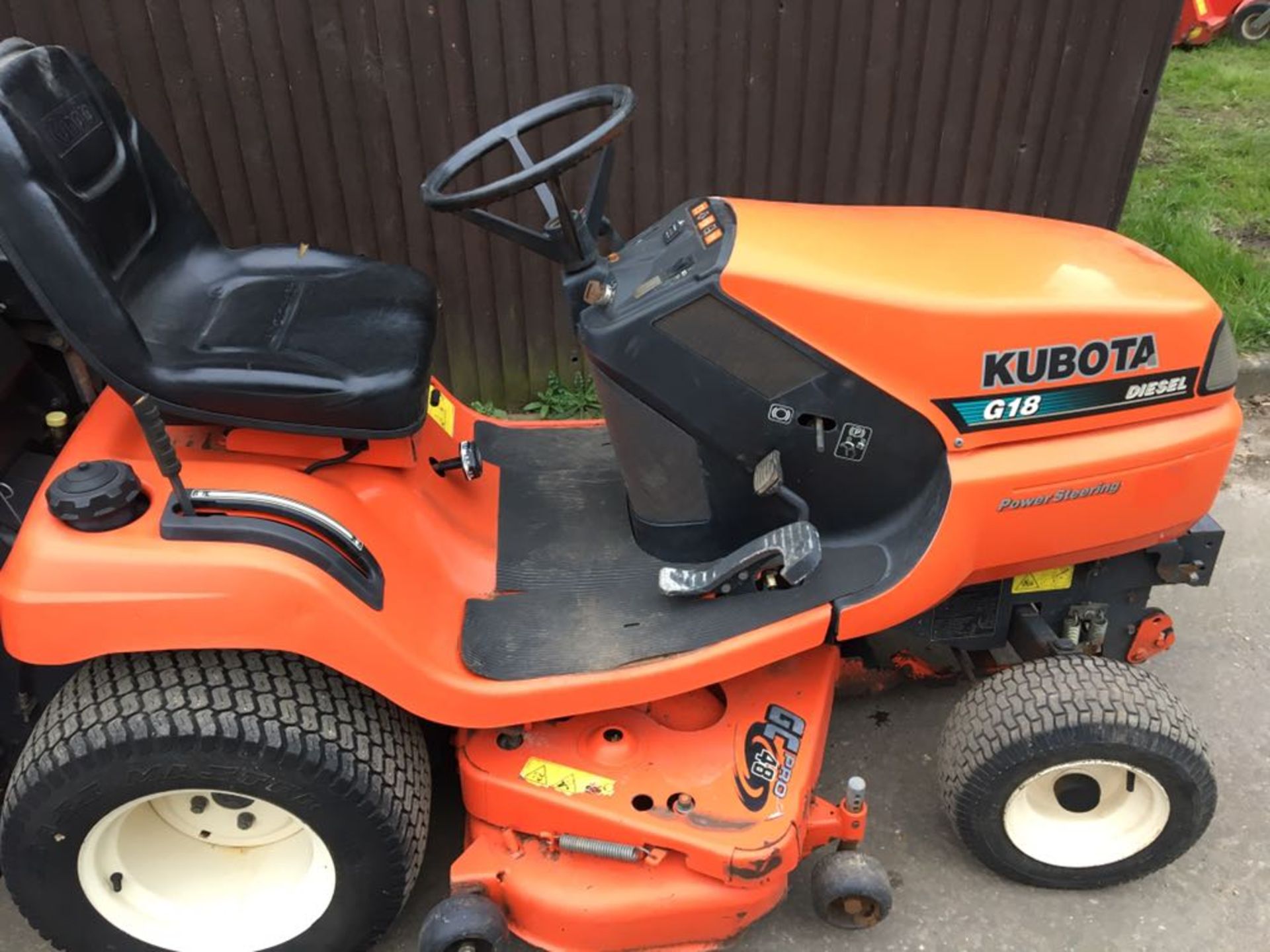 kubota g18 ride on tractor mower with gc48pro hydraulic lifting deck - Image 3 of 5