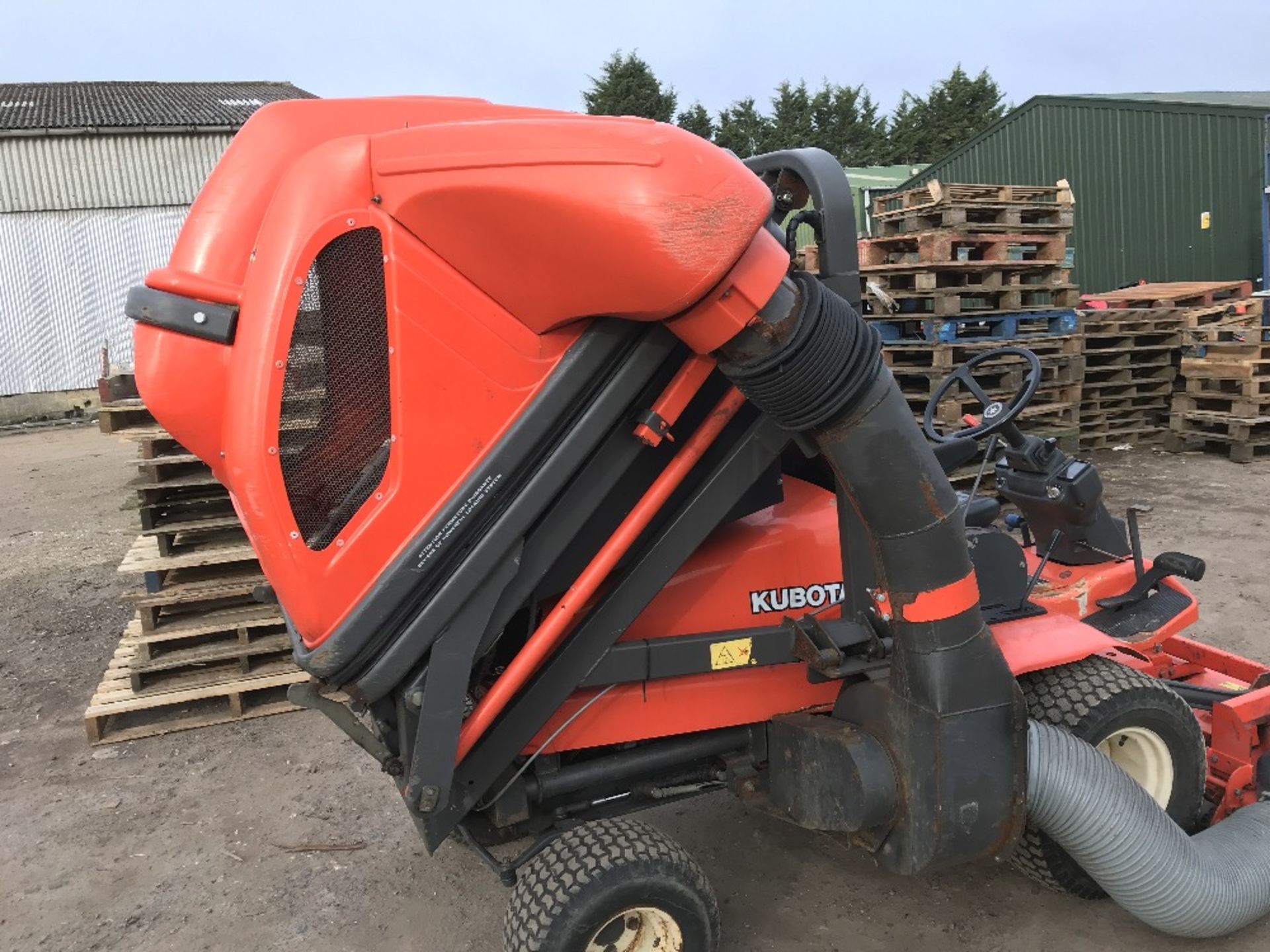 KUBOTA F3060 OUTFRONT MOWER C/W HIGH TIP COLLECTOR YEAR 2003 1613 REC HRS SN;62457 ... SEE VIDEO - Image 2 of 7