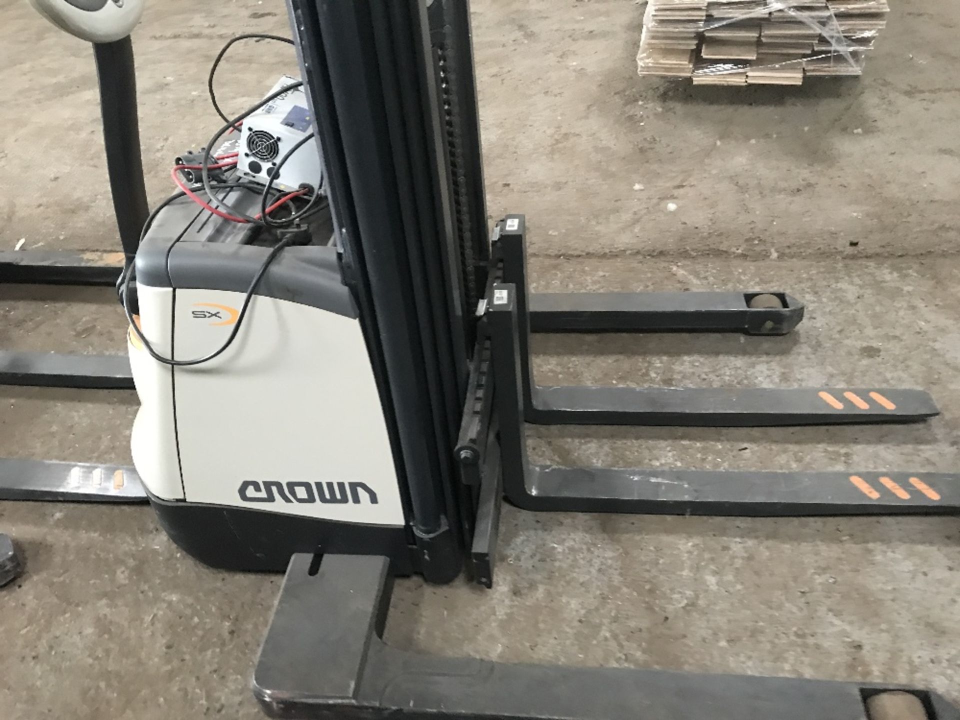 CROWN SX WAREHOUSE BATTERY PEDESTRIAN FORKLIFT TRUCK, YEAR 2016 BUILD, WITH CHARGER, 35NO REC HRS. - Image 2 of 5