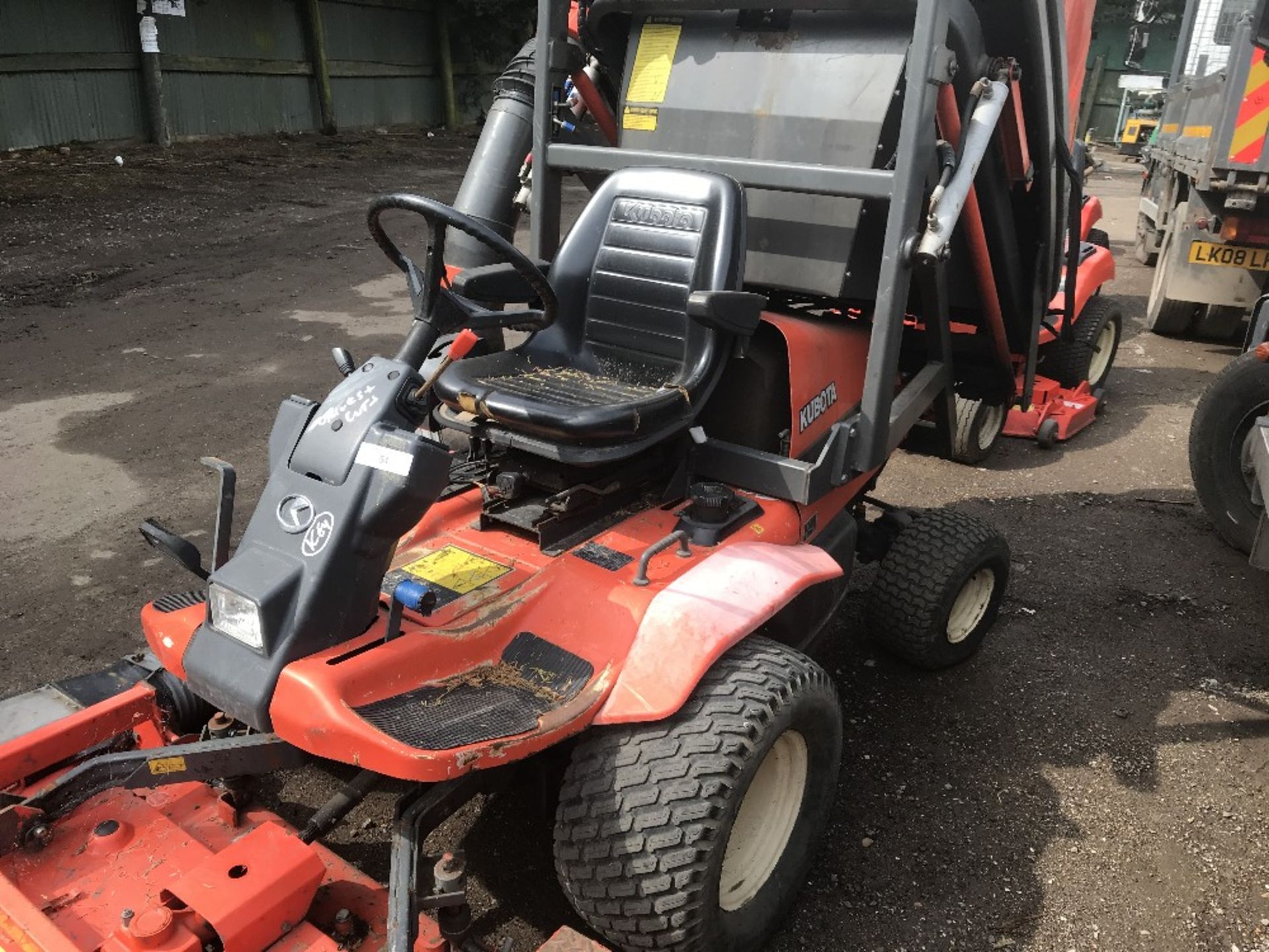 Kubota F3060 out-front rotary mower c/w rear powered high lift collector, yr2003 SN: 62457 When - Image 3 of 3