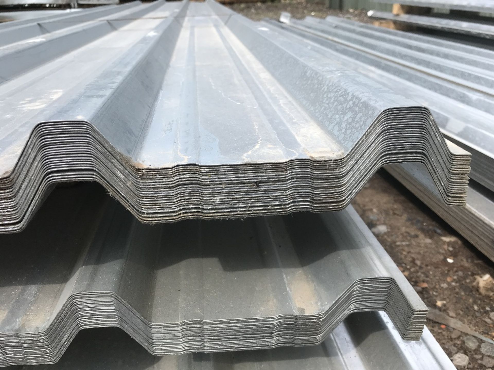 Pack of 25no. 10ft box profile galvanised roof sheets - Image 3 of 6