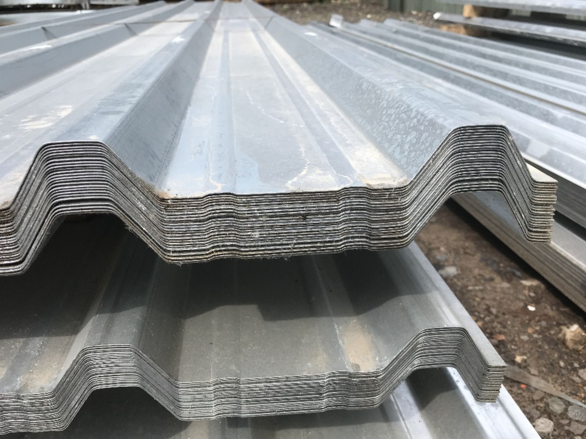 Pack of 25no. 10ft box profile galvanised roof sheets - Image 5 of 6