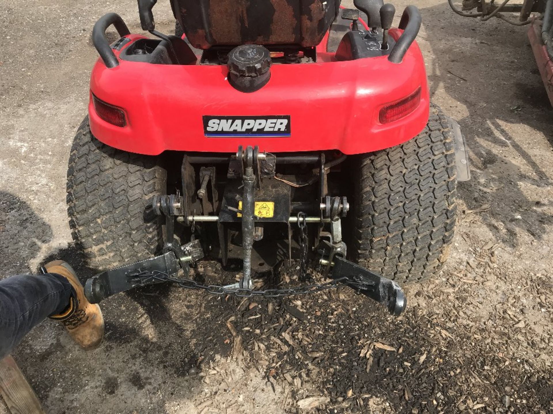 SNAPPER 4WD TRACTOR C/W REAR LINKAGE 54" DECK When tested was seen to run and drive - Image 4 of 5