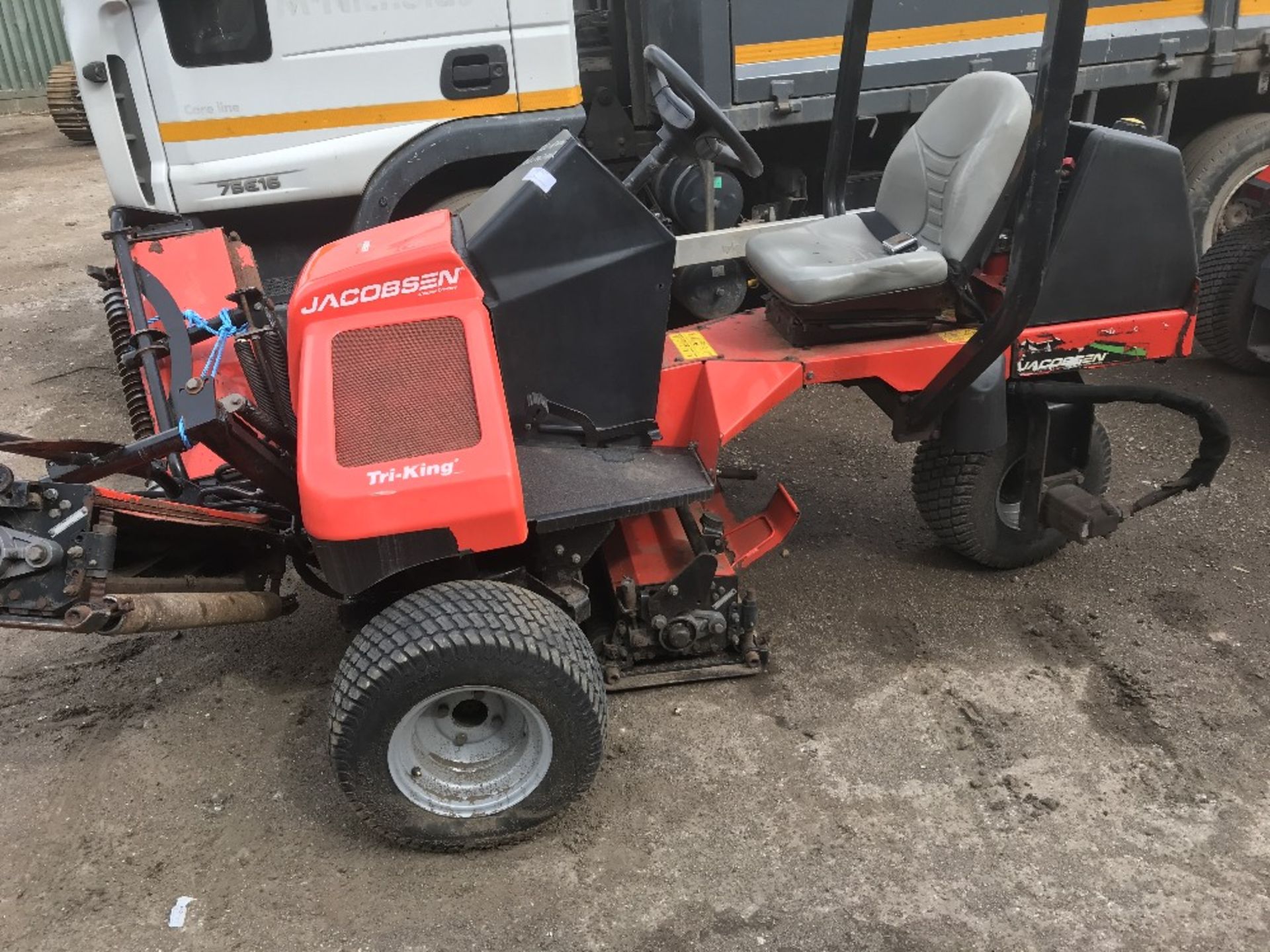 JACOBSEN TRI KING TRIPLE RIDE ON CYLINDER MOWER, KUBOTA ENGINE When tested was seen to run and