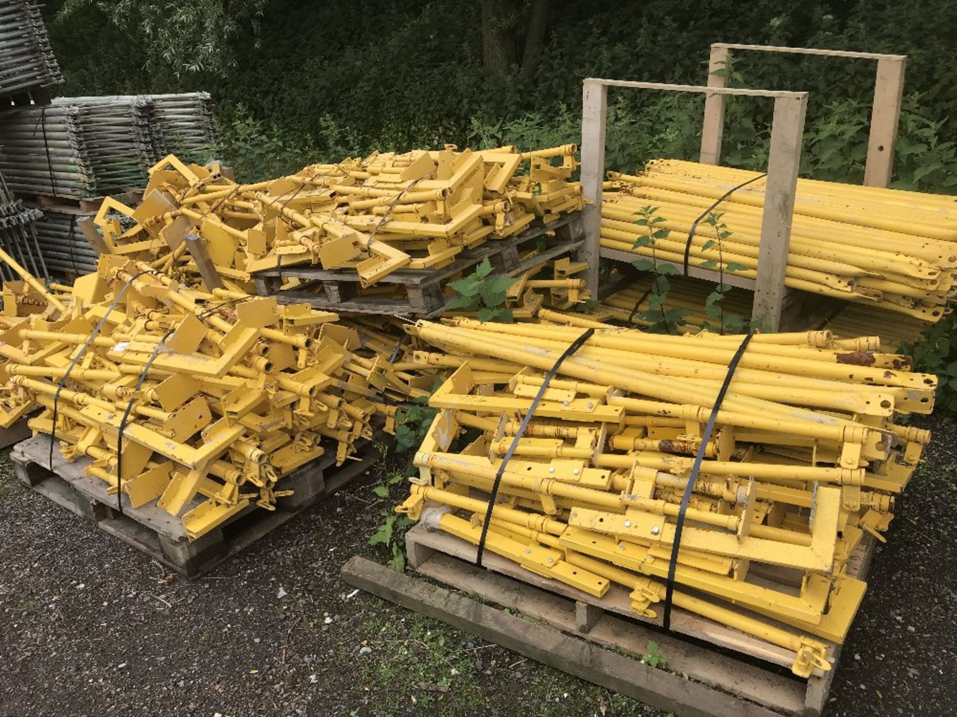 10NO. PALLETS OF AIRTEK SPECIALIST STAIRWAY BARRIER HANDRAIL SCAFFOLD SYSTEM, USED ONCE ONLY IN 2016