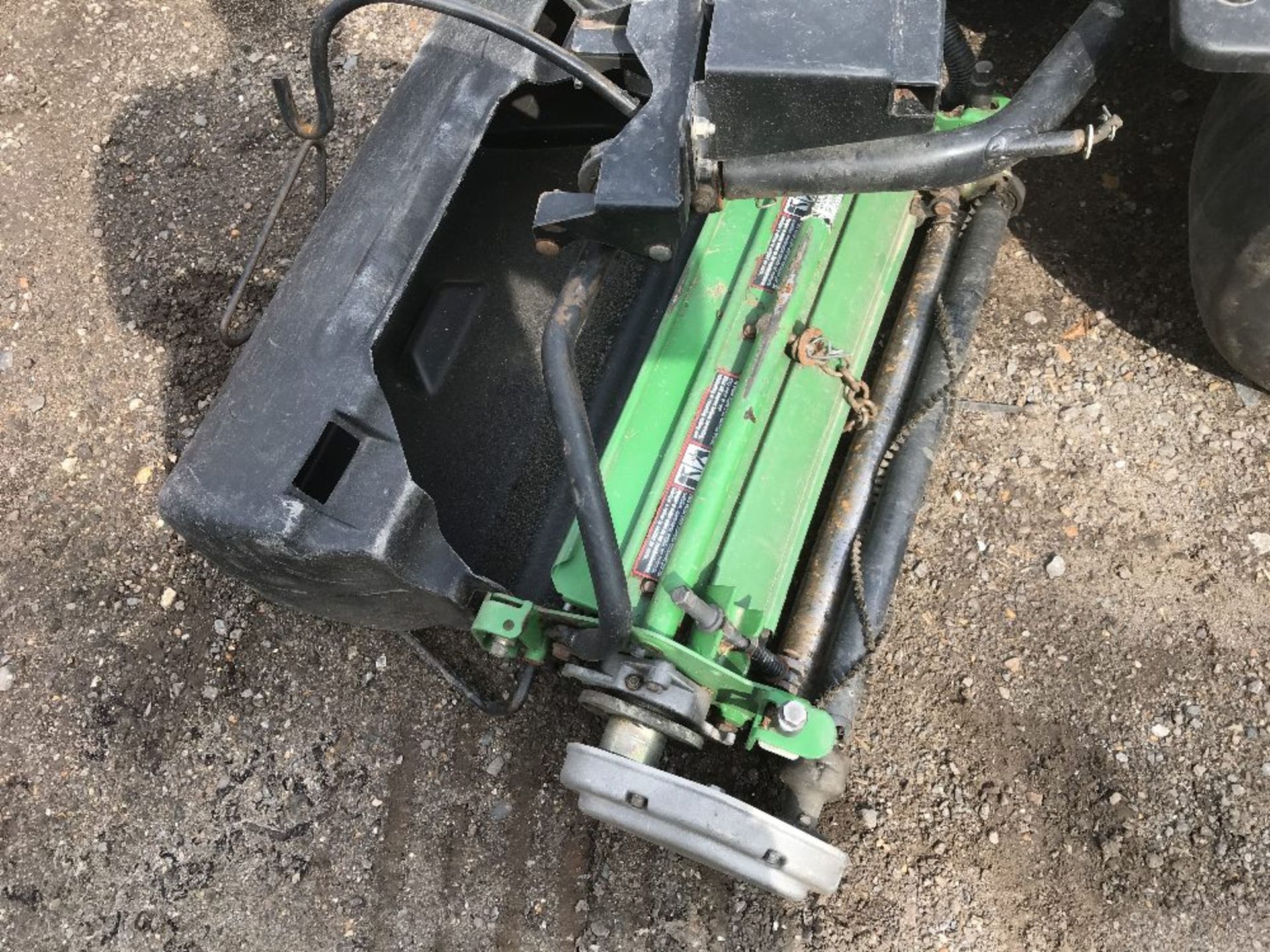 JOHN DEERE 2500A GREENS MOWER C/W BOXES YEAR 2002….sold under the Auctioneer's Margin Scheme, - Image 2 of 5