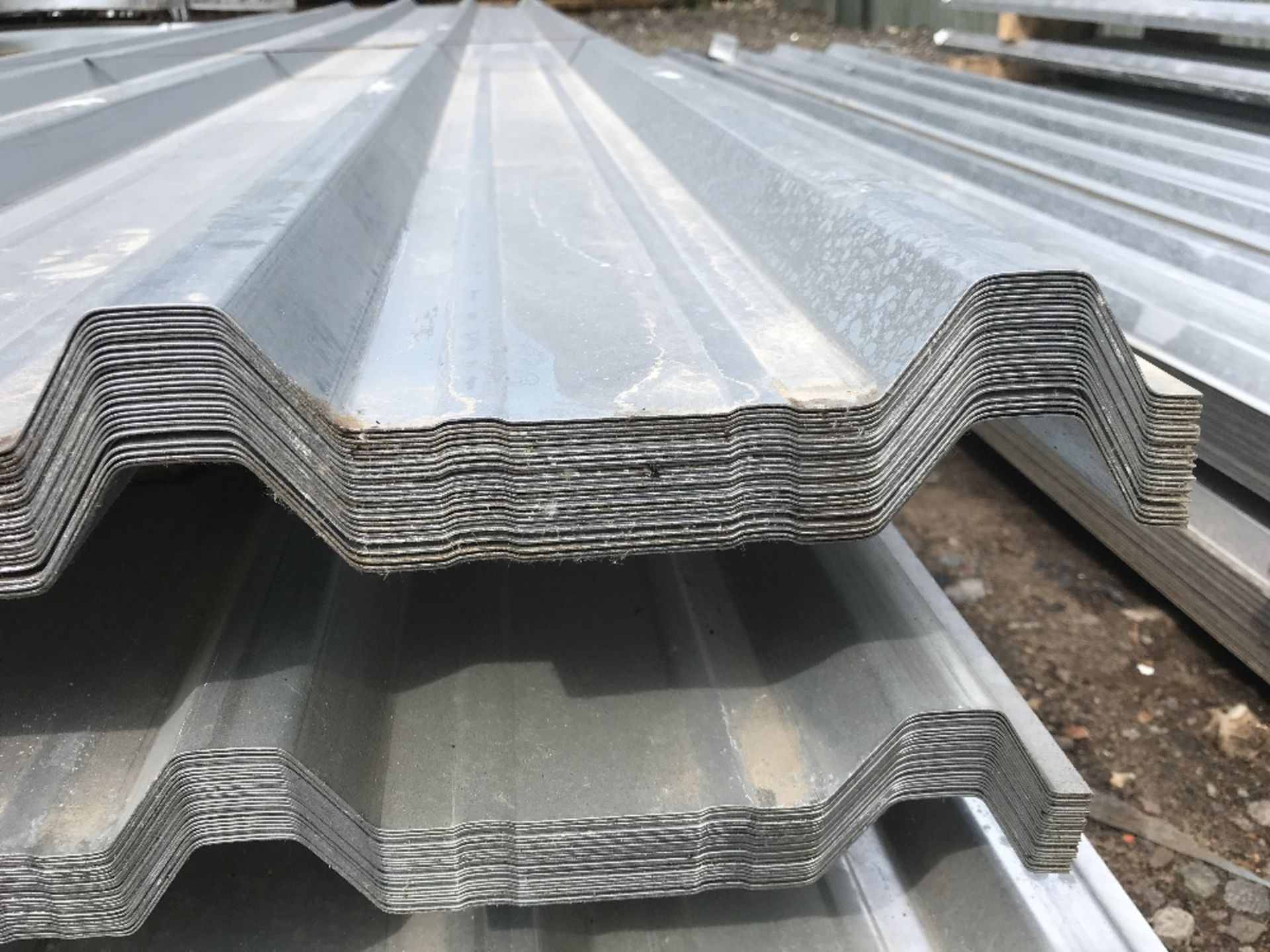 Pack of 25no. 10ft box profile galvanised roof sheets - Image 6 of 6