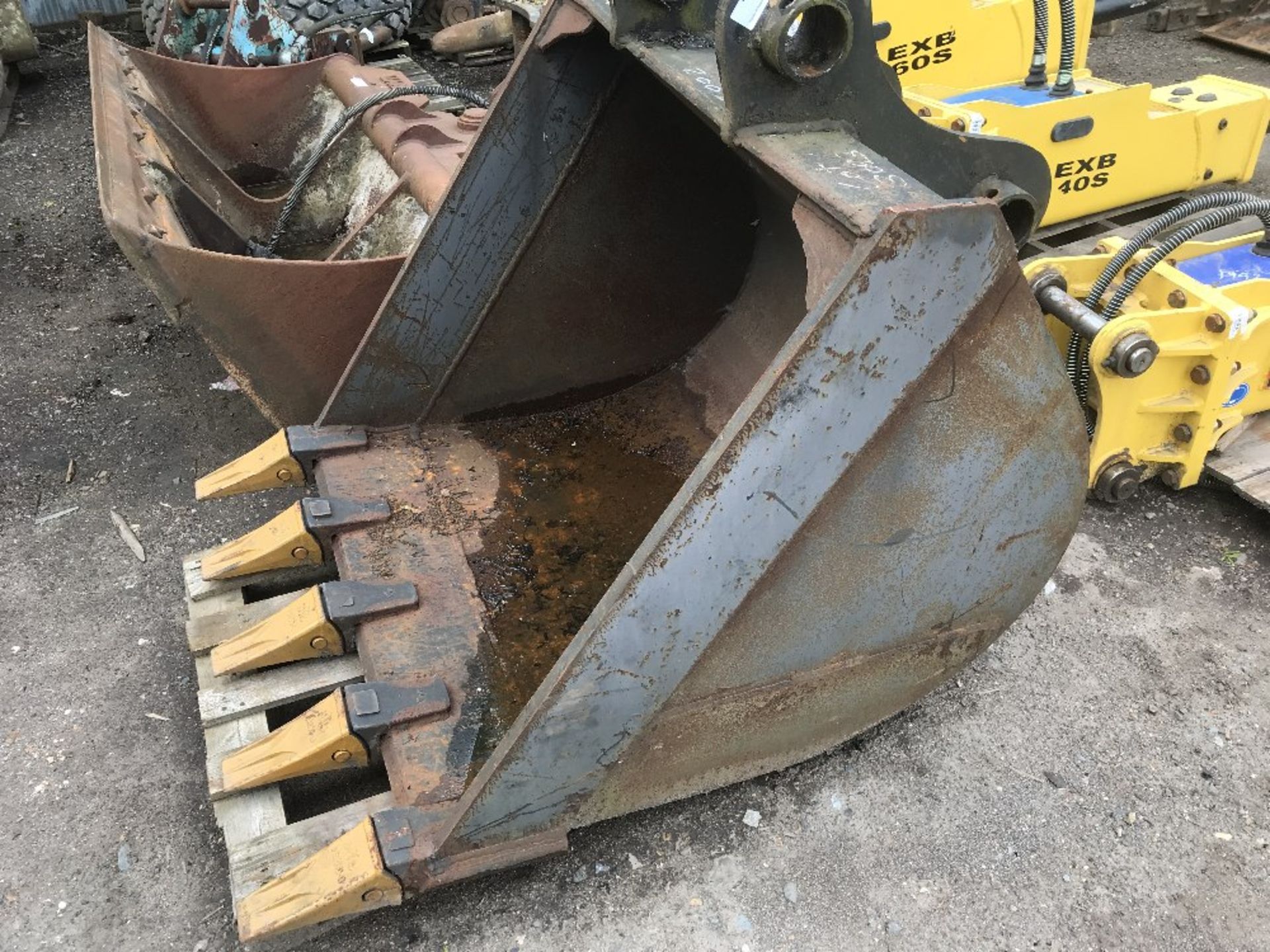 Toothed 4ft bucket on 80mm pins, little used