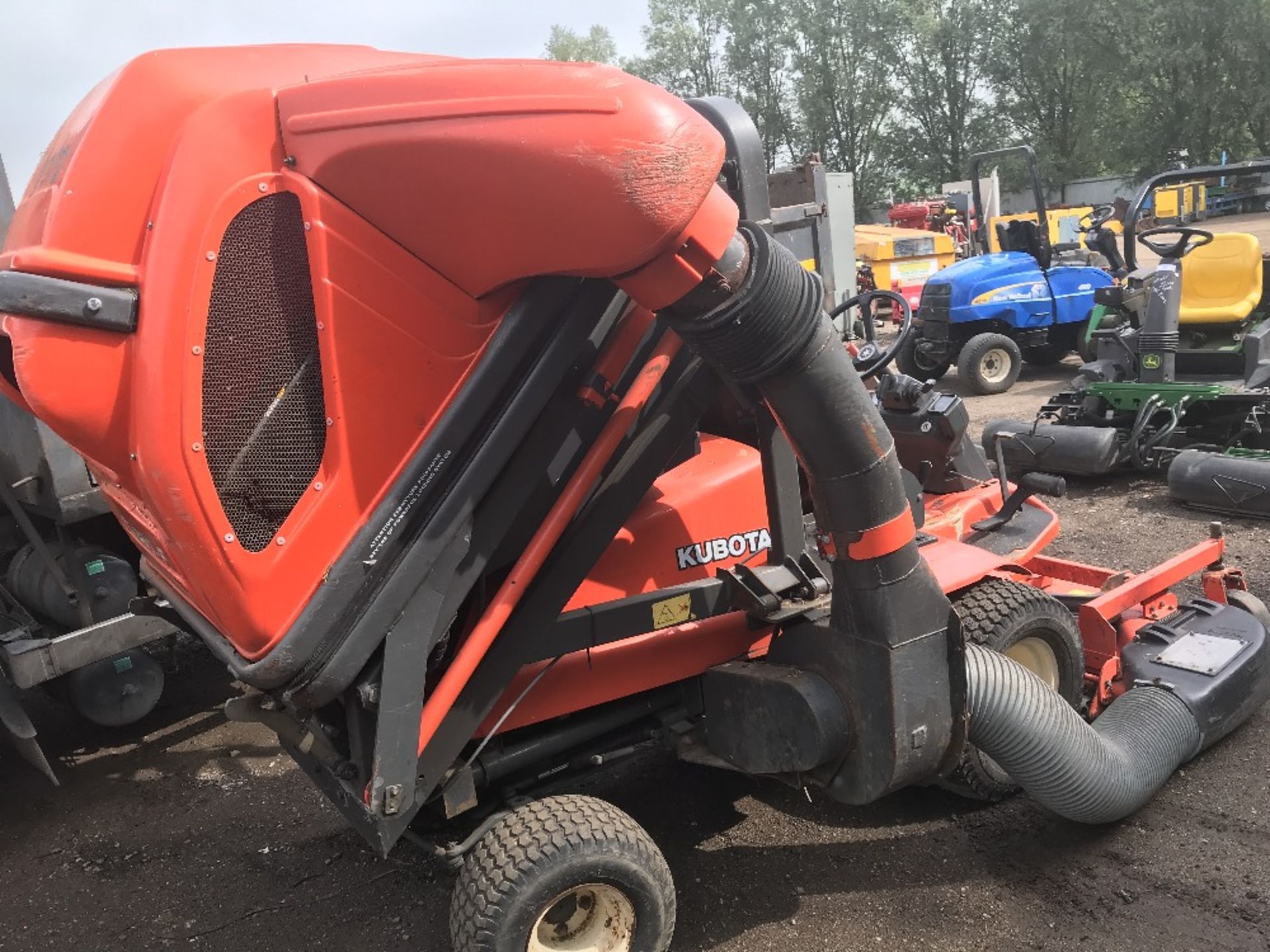 Kubota F3060 out-front rotary mower c/w rear powered high lift collector, yr2003 SN: 62457 When - Image 2 of 3