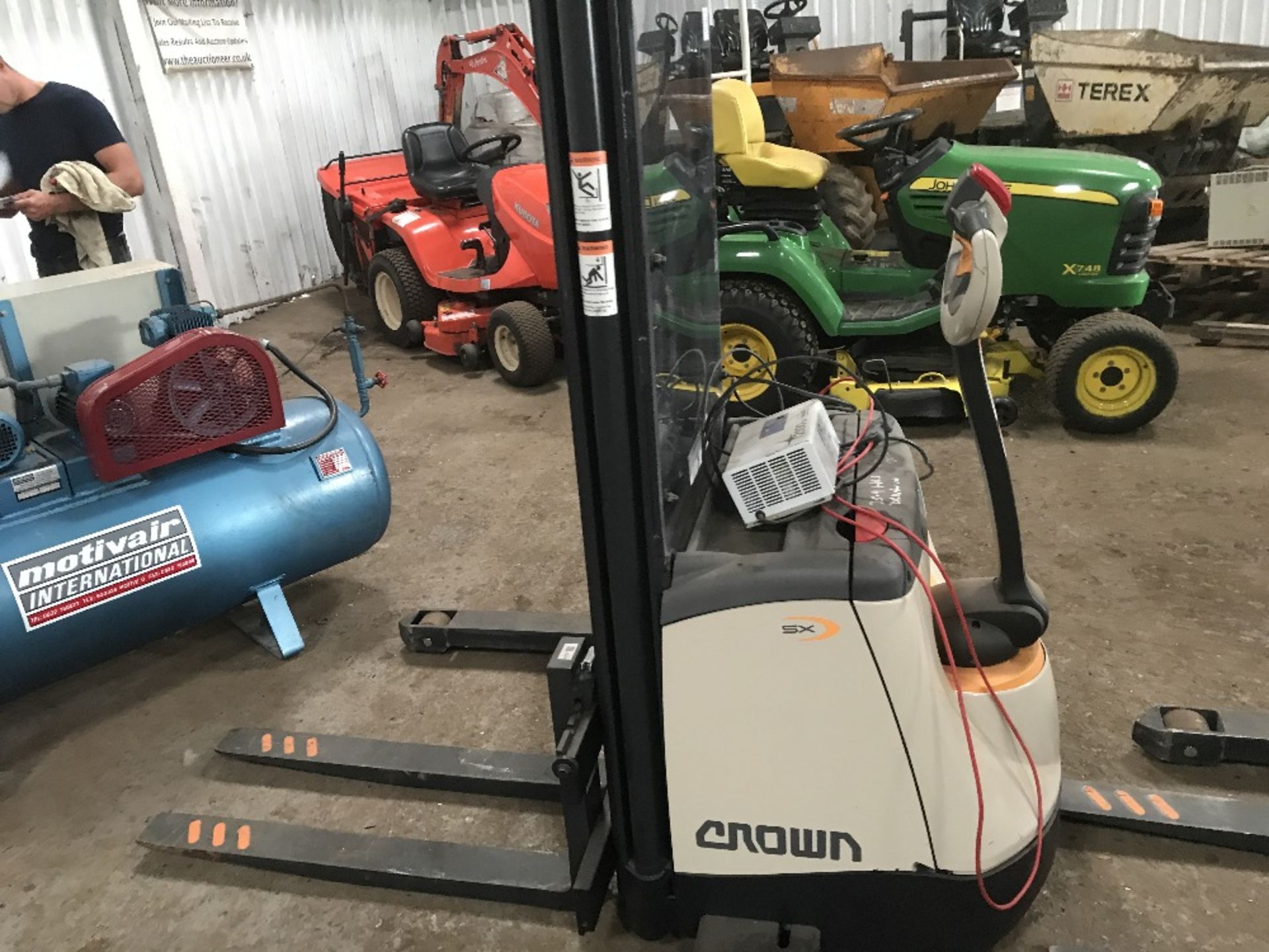 CROWN SX WAREHOUSE BATTERY PEDESTRIAN FORKLIFT TRUCK, YEAR 2016 BUILD, WITH CHARGER, 35NO REC HRS.