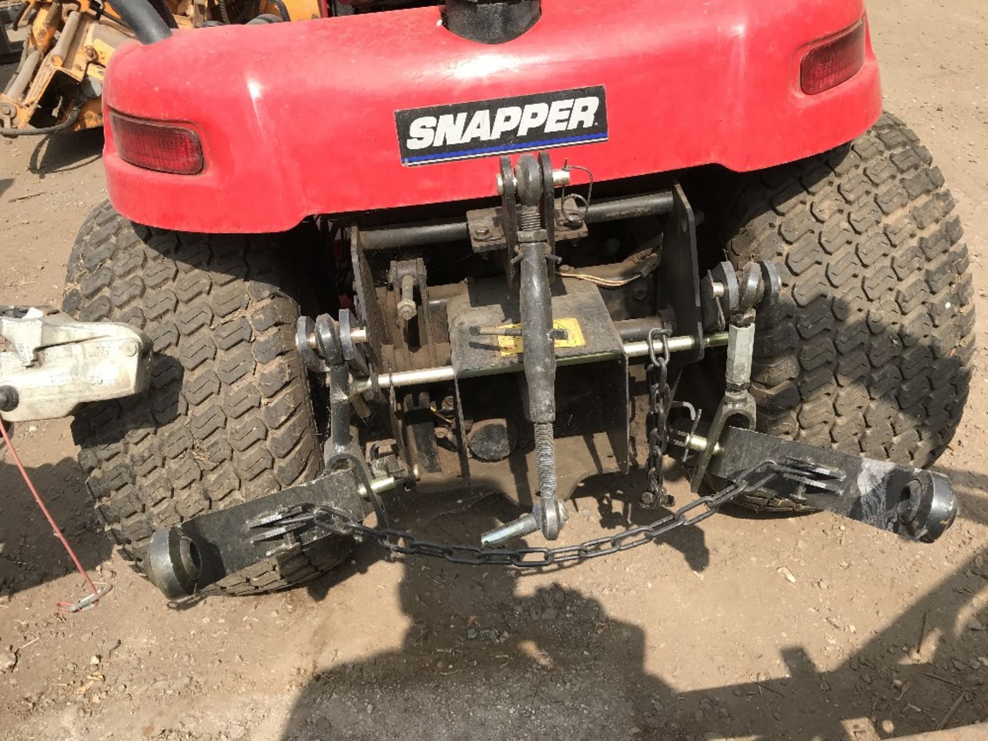 Snapper 27hp ride-on mower c/w rear 3pt linkage WHEN TESTED WAS SEEN TO RUN AND DRIVE AND MOWERS - Image 5 of 6