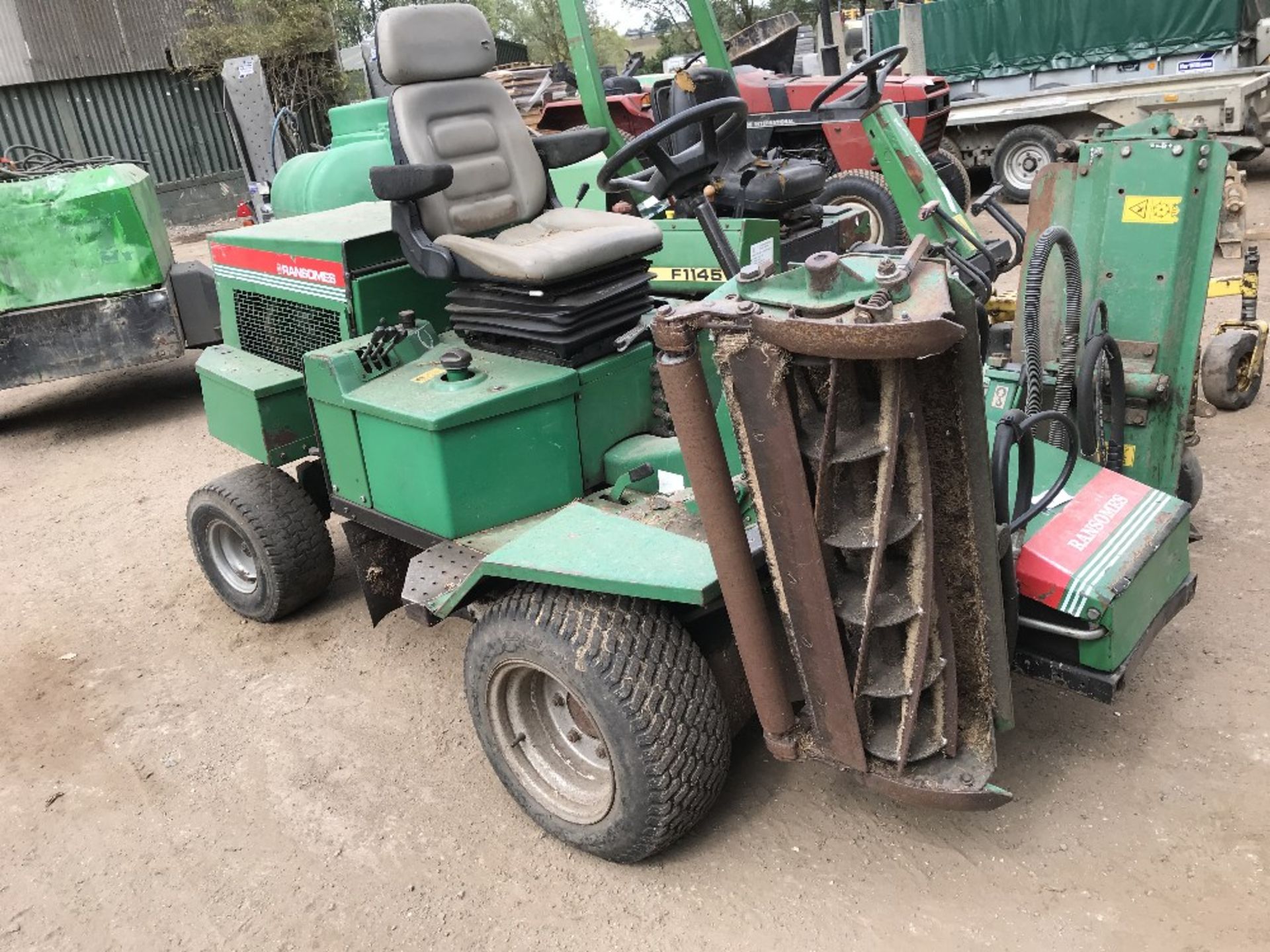 Ransomes 213 triple mower, SN: NU00607 WHEN TESTED WAS SEEN TO RUN AND DRIVE AND BLADES TURNED NO