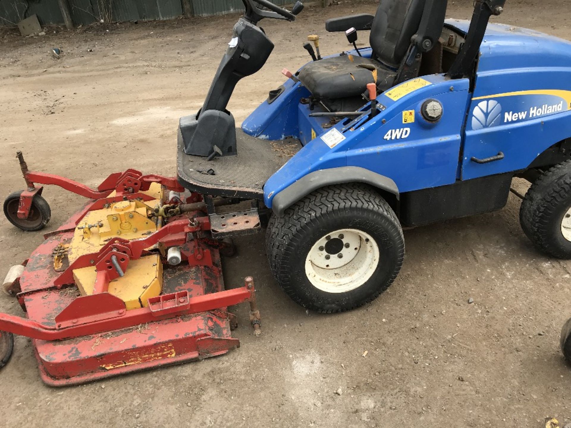 New Holland 4wd out-front mower WHEN TESTED WAS SEEN TO DRIVE AND MOWERS TURNED