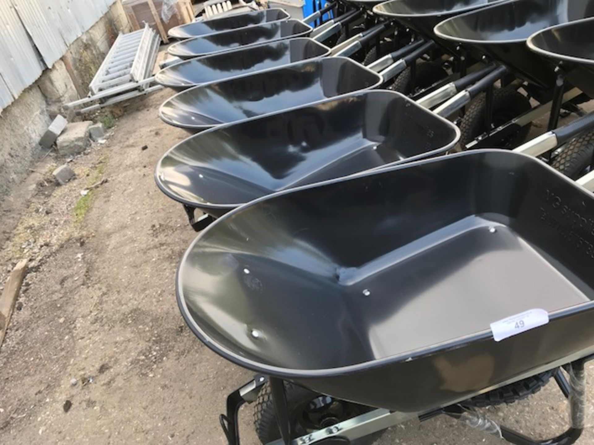 6NO HEAVY DUTY BUILDERS WHEEL BARROWS, COMES WITH SPARE TYRE - Image 2 of 3