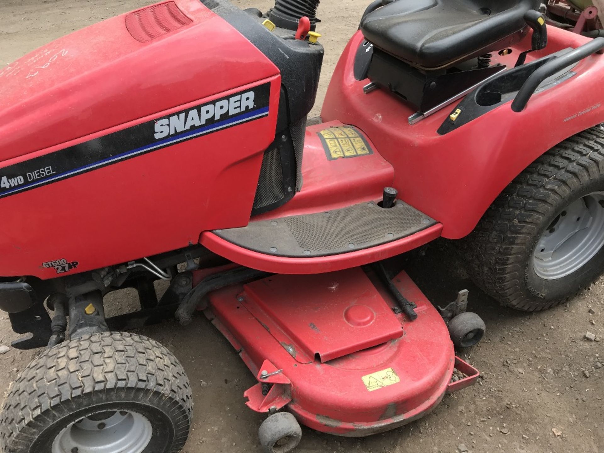 Snapper 27hp ride-on mower c/w rear 3pt linkage WHEN TESTED WAS SEEN TO RUN AND DRIVE AND MOWERS - Image 2 of 6