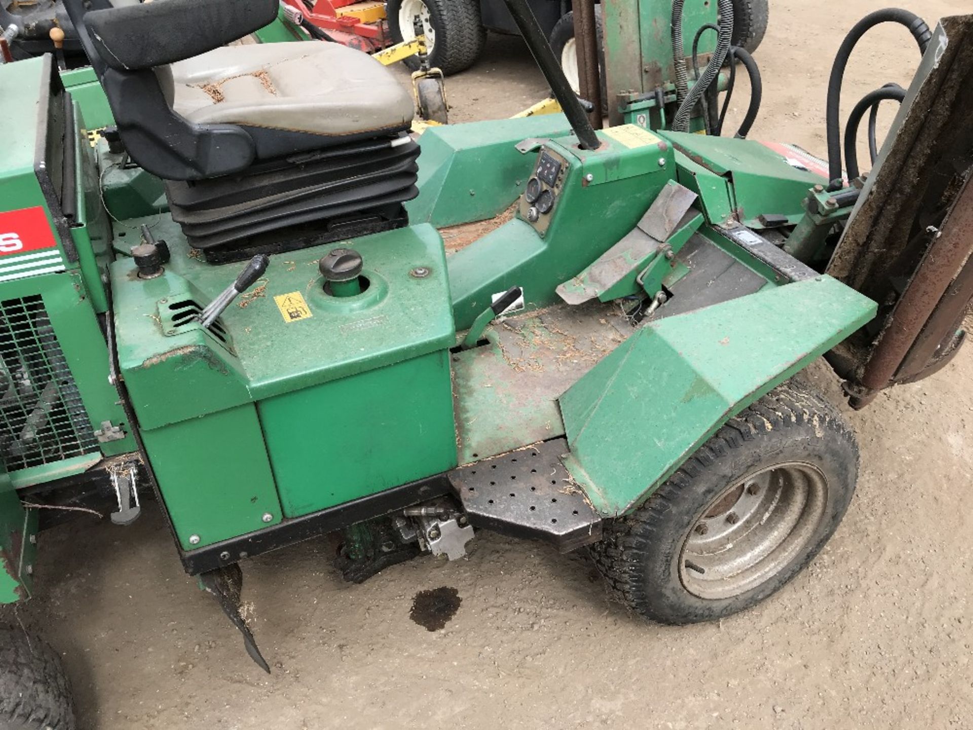 Ransomes 213 triple mower, SN: NU00607 WHEN TESTED WAS SEEN TO RUN AND DRIVE AND BLADES TURNED NO - Image 3 of 5