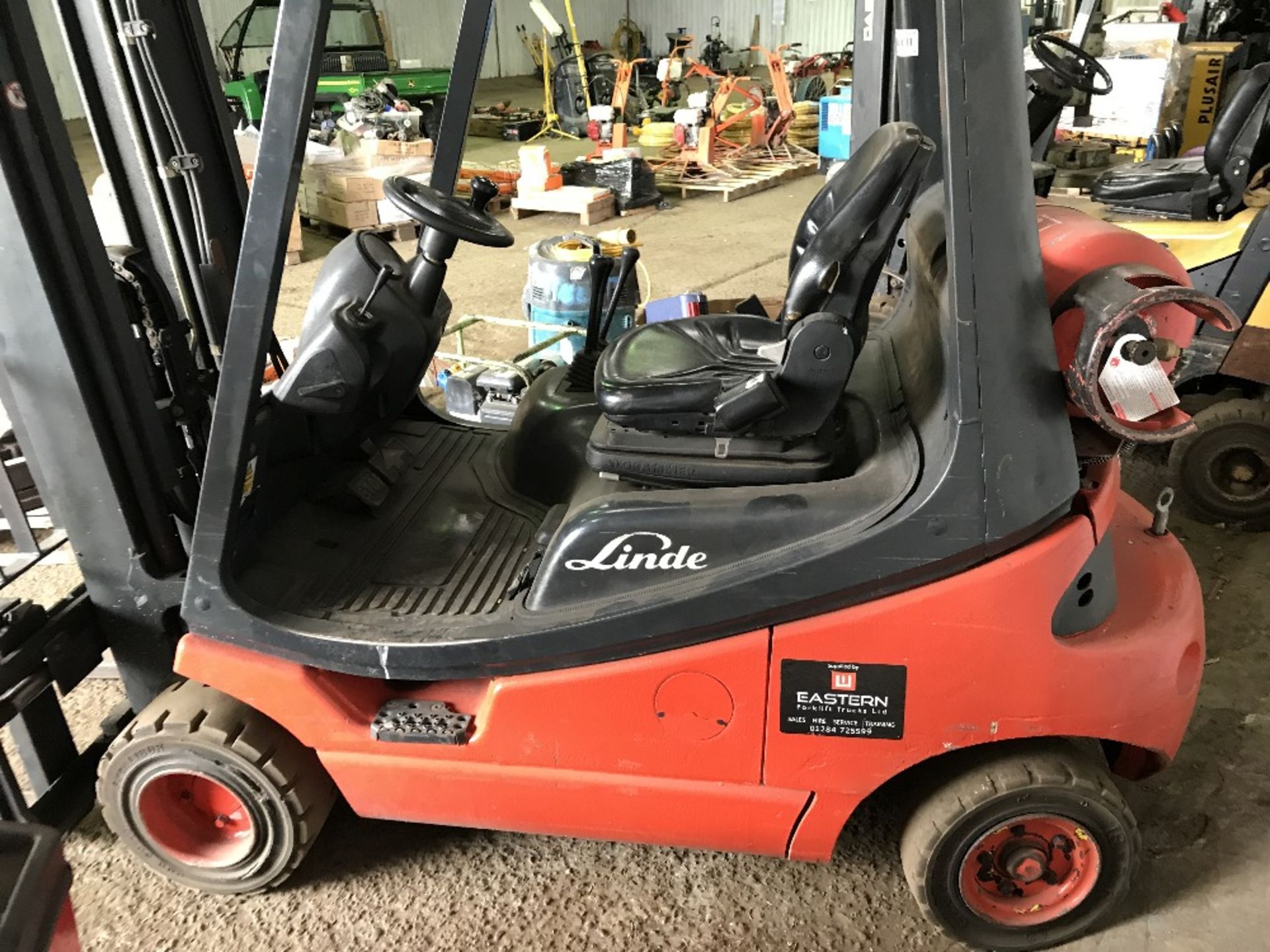 LINDE 2 TONNE GAS FORKLIFT YEAR 2006 TYPE H20T-03 SN:H2X350T00537. WHEN TESTED WAS SEEN TO DRIVE, - Image 3 of 6