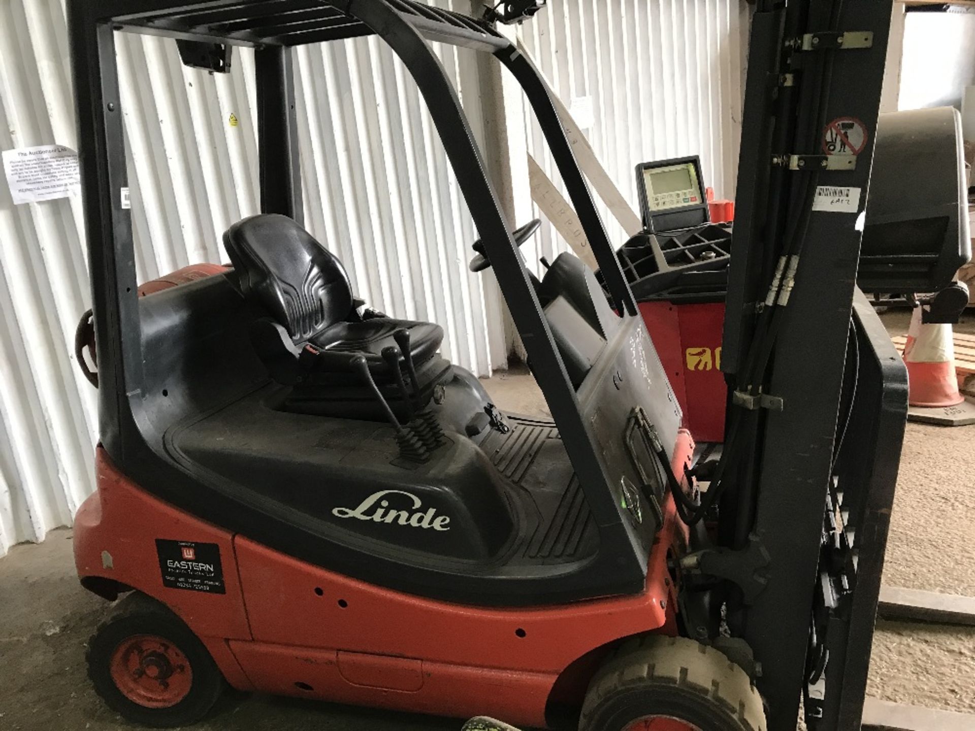 LINDE 2 TONNE GAS FORKLIFT YEAR 2006 TYPE H20T-03 SN:H2X350T00537. WHEN TESTED WAS SEEN TO DRIVE,
