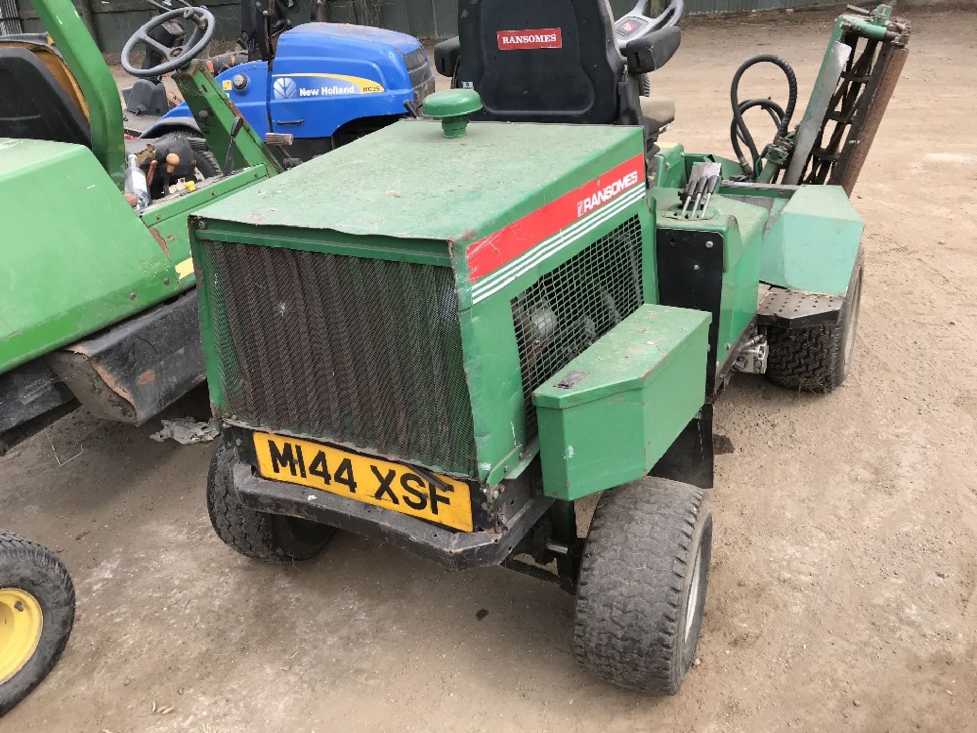 Ransomes 213 triple mower, SN: NU00607 WHEN TESTED WAS SEEN TO RUN AND DRIVE AND BLADES TURNED NO - Image 4 of 5