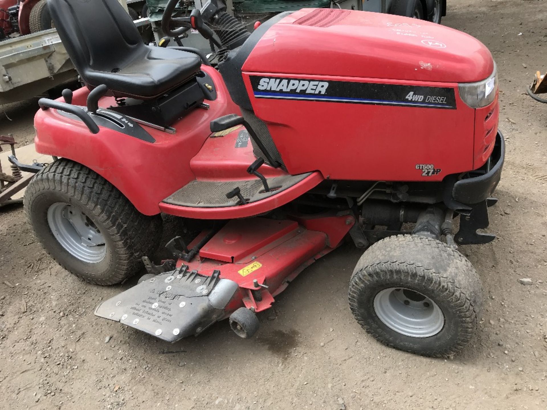 Snapper 27hp ride-on mower c/w rear 3pt linkage WHEN TESTED WAS SEEN TO RUN AND DRIVE AND MOWERS