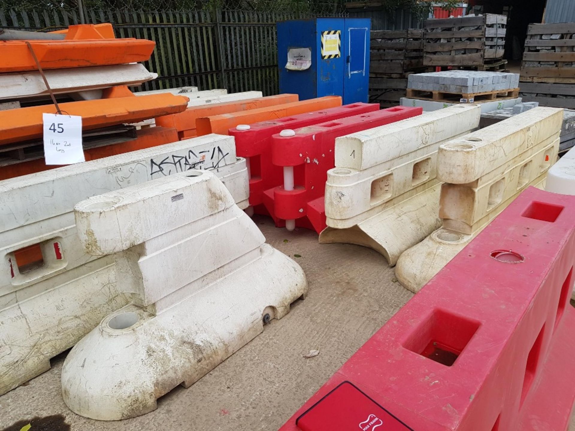 Orange / red & White Plastic Vehicle and pedestrian Barriers - 16No 2.0m long LOT LOCATION: TN14 - Image 2 of 3