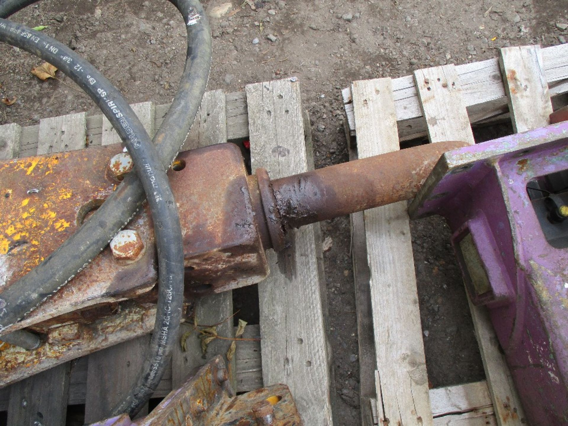 Montabirt-type BR125 breaker on 45mm pins, in use DESCRIBED BY VENDOR AS PRESSURE TESTED AND WORKING - Image 2 of 2