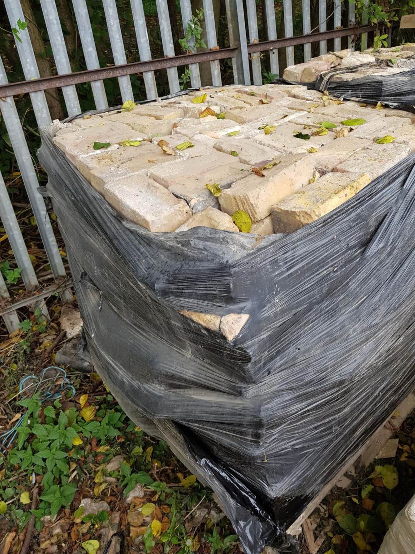 London Stock Bricks 3NO PALLETS IN TOTAL LOT LOCATION: 2 Main Road, Sundridge, Nr Sevenoaks, Kent. - Image 3 of 4