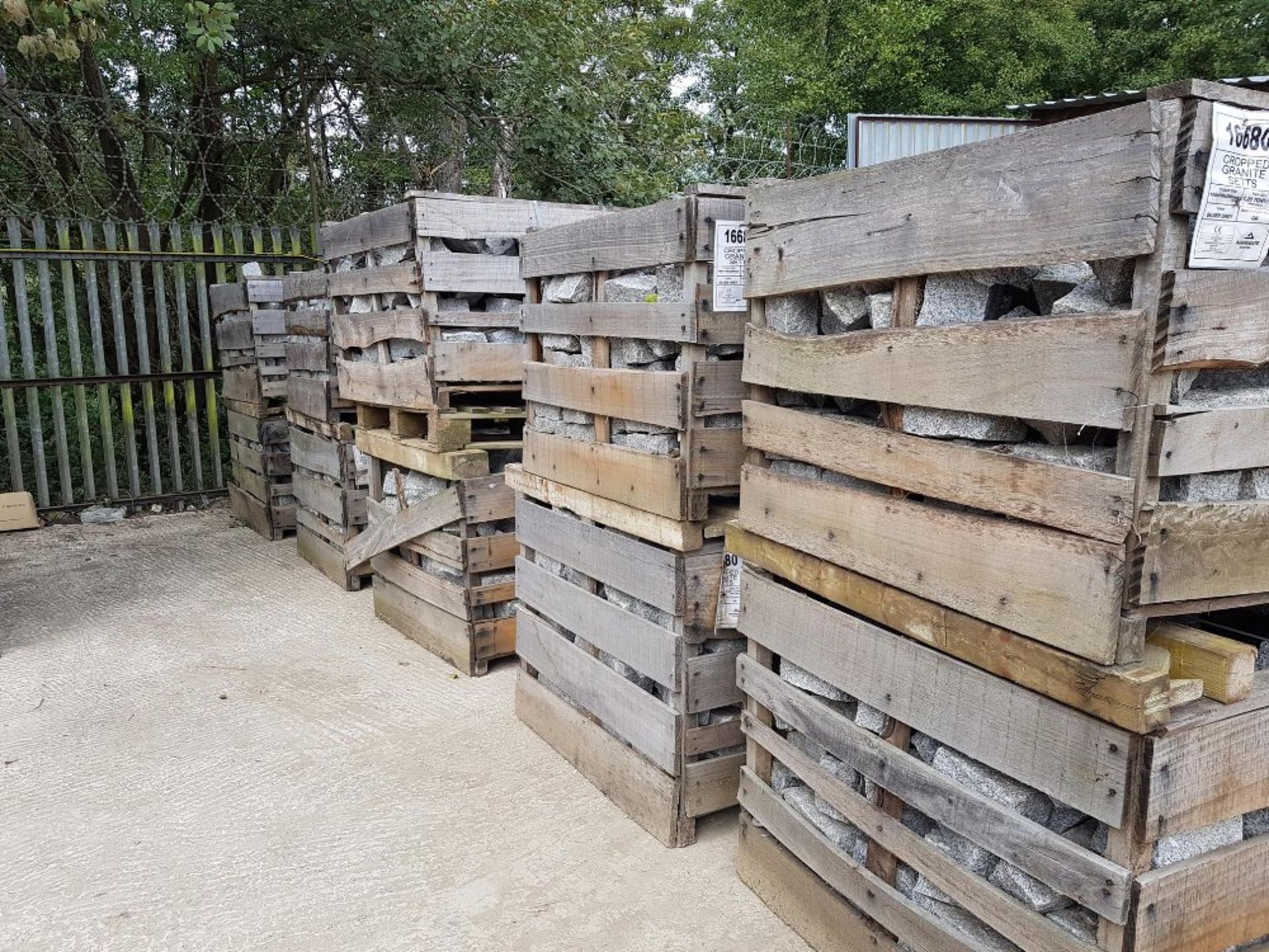 Cropped Granite sets…10 PALLETS IN TOTAL..HIGH GRADE SETS!! LOT LOCATION: 2 Main Road, Sundridge, Nr - Image 4 of 5