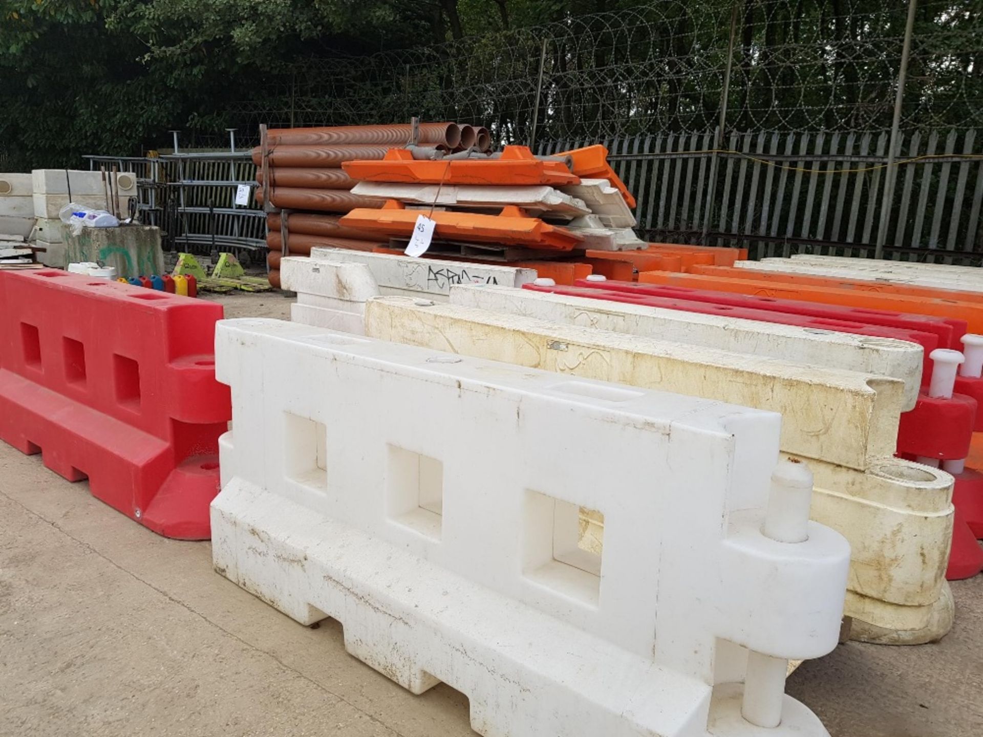 Orange / red & White Plastic Vehicle and pedestrian Barriers - 16No 2.0m long LOT LOCATION: TN14