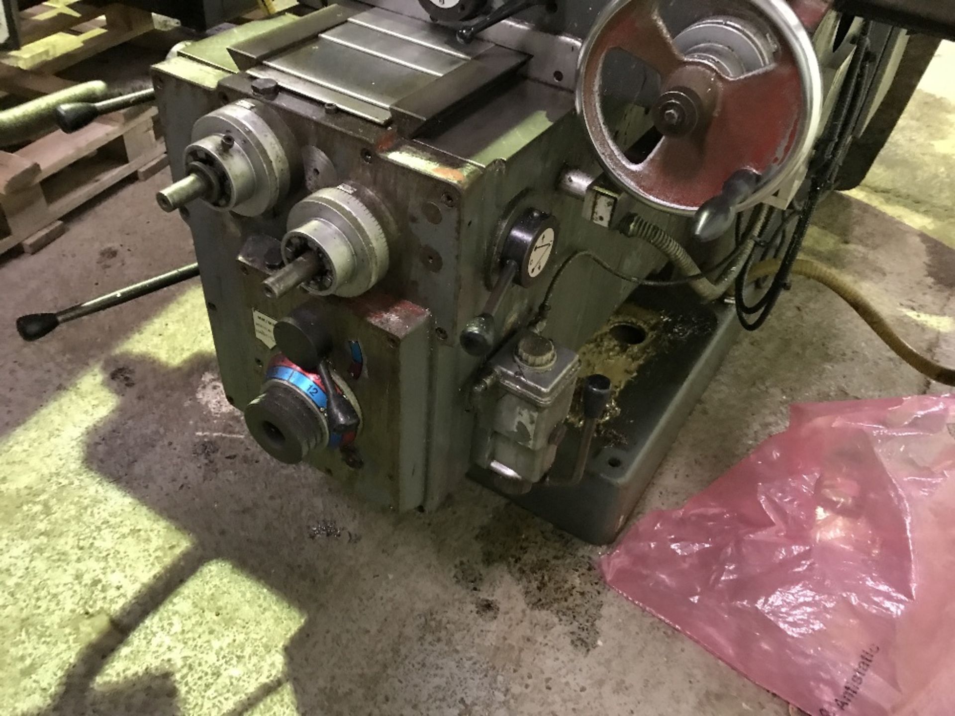 AJAX TURRET MILLING MACHINE WITH HEIDENHAIN XYZ CONTROL UNIT SN: 30438B46252 Sourced directly from a - Image 7 of 9