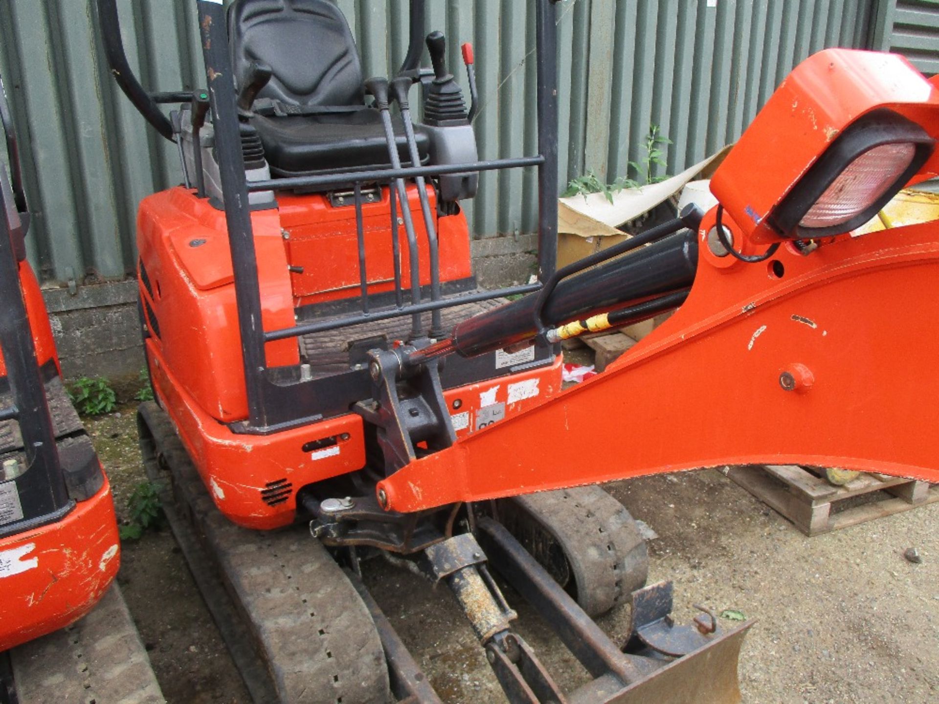 KUBOTA U17 TRACKED MINI DIGGER WITH EXPANDING TRACKS, QUICK HITCH AND SET OF BUCKETS, YEAR 2015 - Image 2 of 5