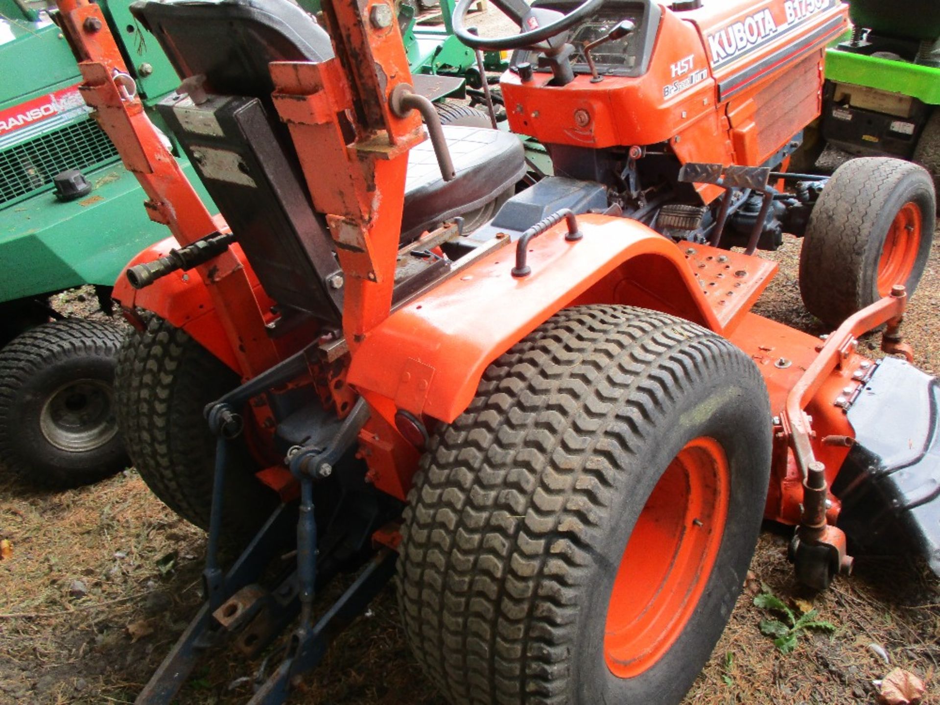 KUBOTA B1750 COMPACT TRACTOR C/W CUTTING DECK SN:62177 WHEN TESTED WAS SEEN TO DRIVE, STEER AND - Image 4 of 6