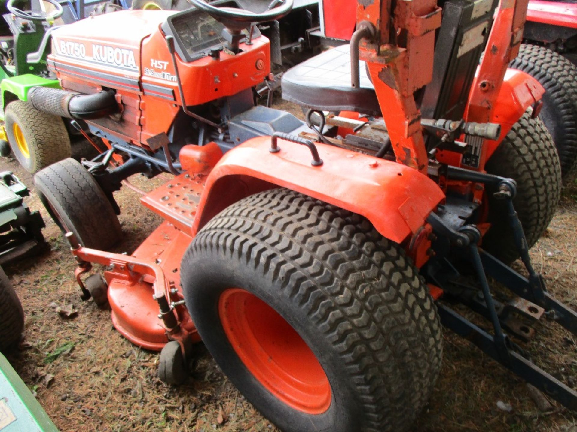 KUBOTA B1750 COMPACT TRACTOR C/W CUTTING DECK SN:62177 WHEN TESTED WAS SEEN TO DRIVE, STEER AND - Image 5 of 6