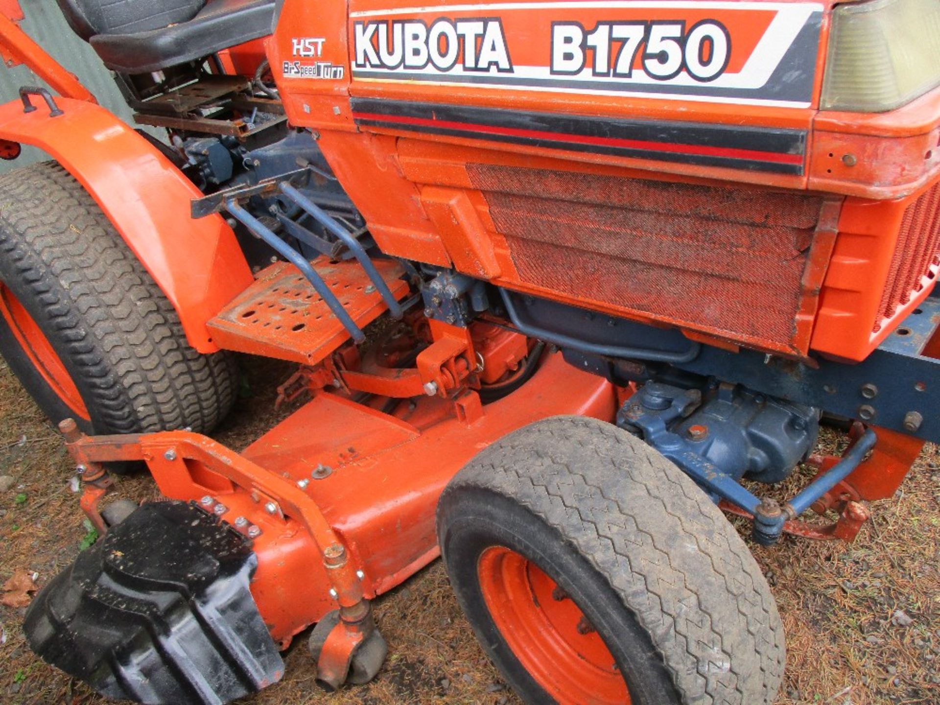 KUBOTA B1750 COMPACT TRACTOR C/W CUTTING DECK SN:62177 WHEN TESTED WAS SEEN TO DRIVE, STEER AND - Image 2 of 6