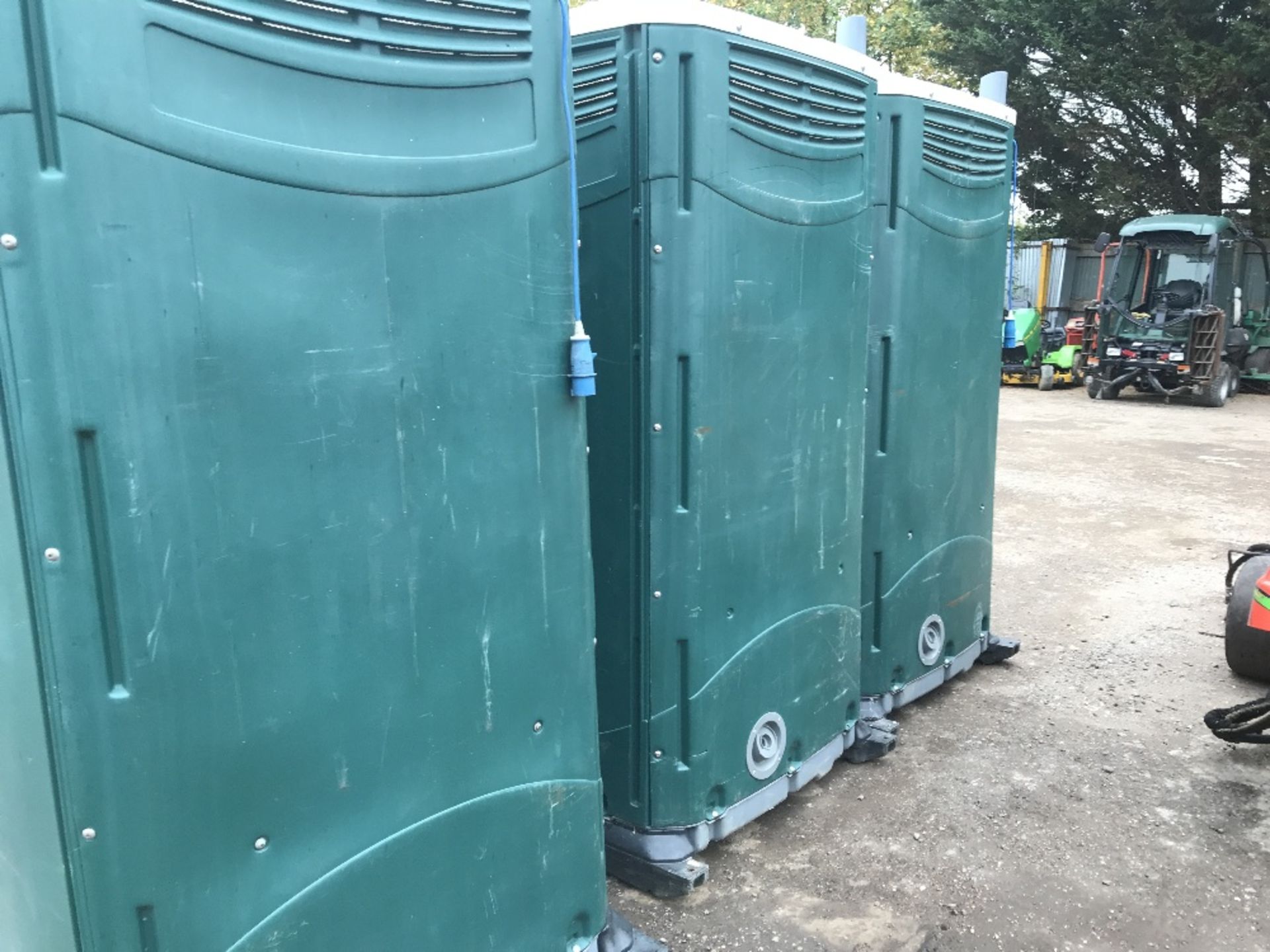 3 X GREEN PORTABLE TOILETS, ONE DOOR NEEDS ATTENTION...NB: 3 TOILETS SOLD AS ONE LOT - Image 6 of 6