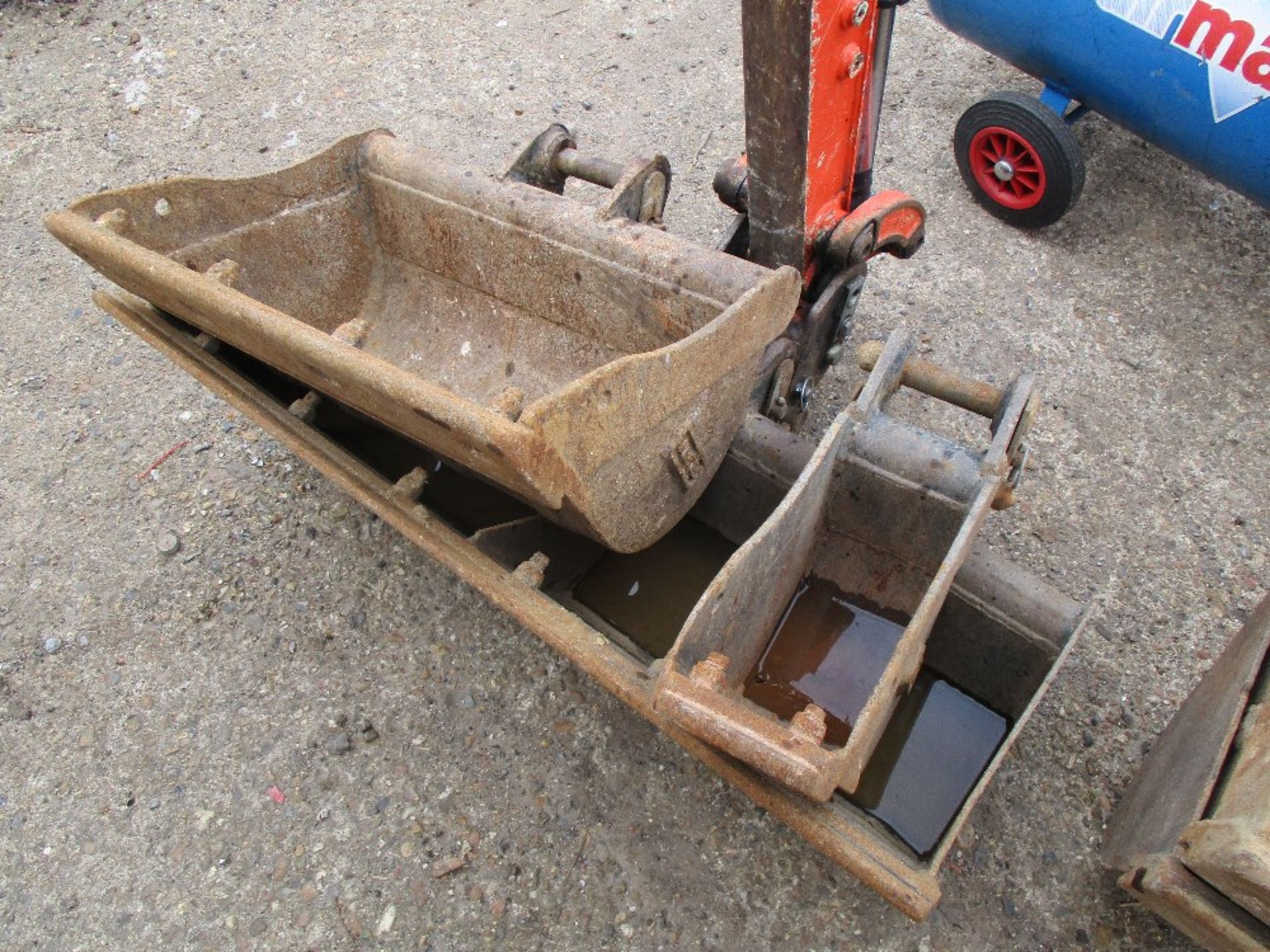 KUBOTA U17 TRACKED MINI DIGGER WITH EXPANDING TRACKS, QUICK HITCH AND SET OF BUCKETS, YEAR 2015 - Image 3 of 5