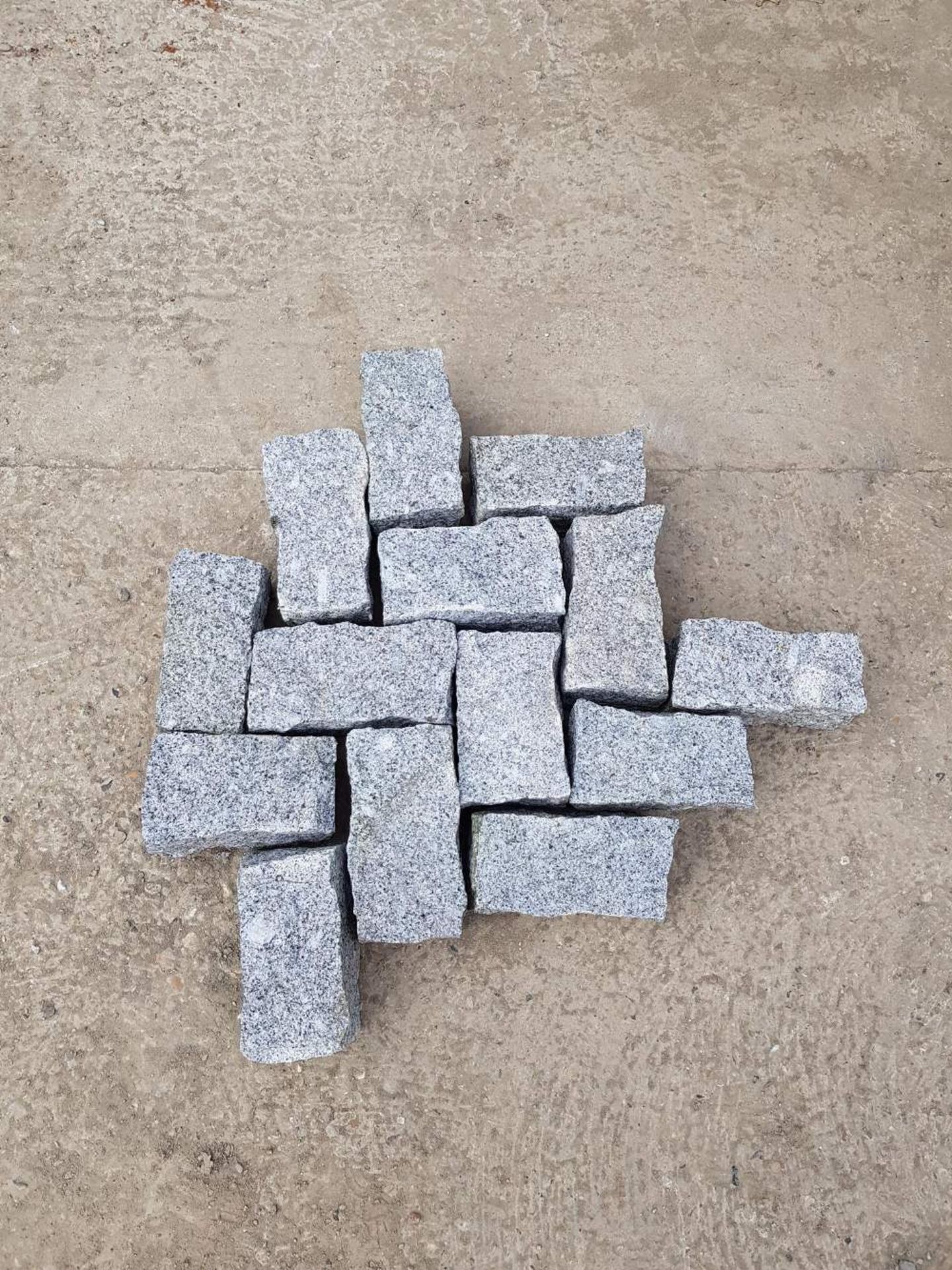 Cropped Granite sets…10 PALLETS IN TOTAL..HIGH GRADE SETS!! LOT LOCATION: 2 Main Road, Sundridge, Nr - Image 3 of 5