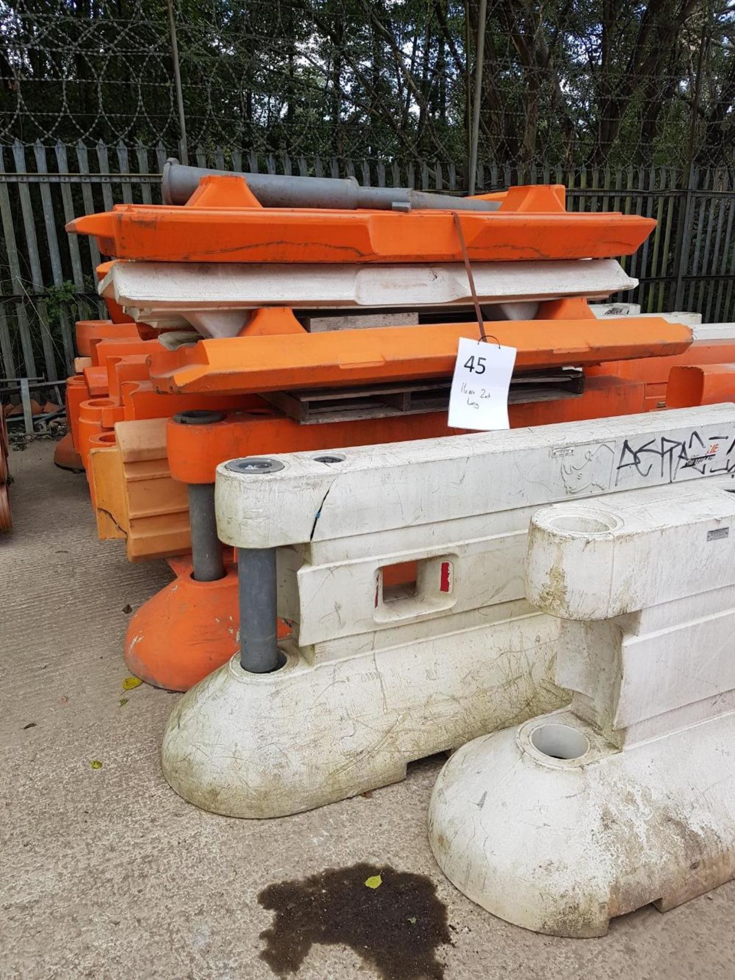 Orange / red & White Plastic Vehicle and pedestrian Barriers - 16No 2.0m long LOT LOCATION: TN14 - Image 3 of 3