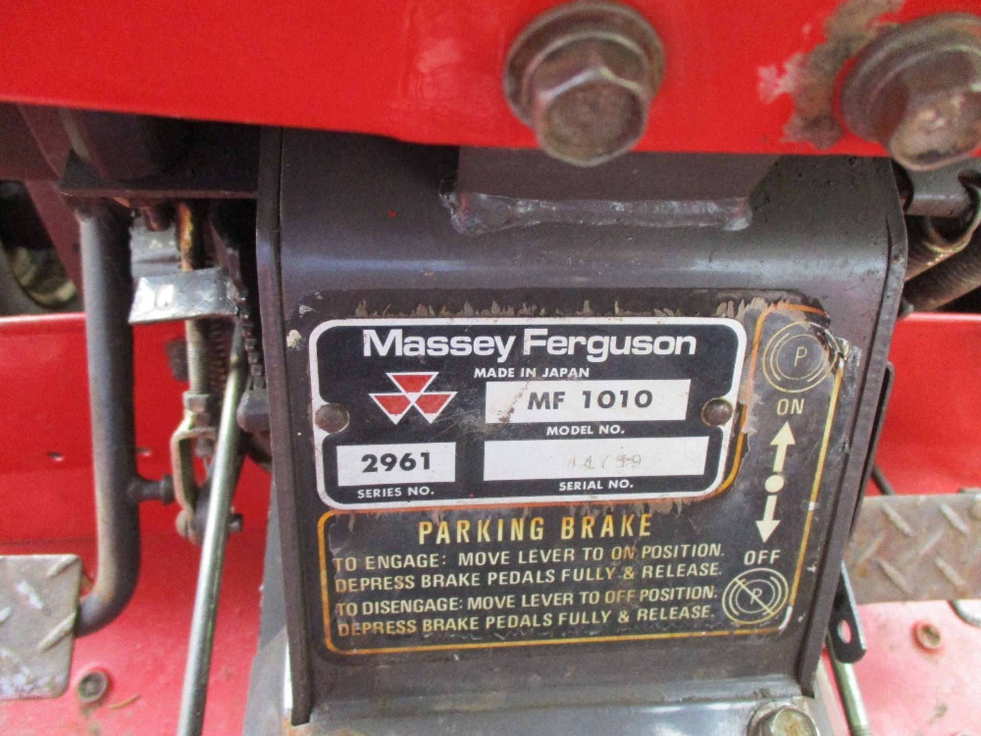 MASSEY FERGUSON 1010 4WD COMPACT TRACTOR WHEN TESTED WAS SEEN TO DRIVE, STEER AND BRAKE - Image 3 of 5