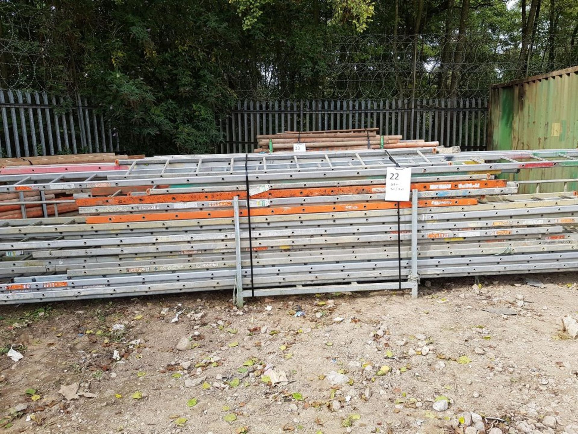 48No Metal Ladders – 3.0m to 7.0m Long LOT LOCATION: 2 Main Road, Sundridge, Nr Sevenoaks, Kent. - Image 2 of 3