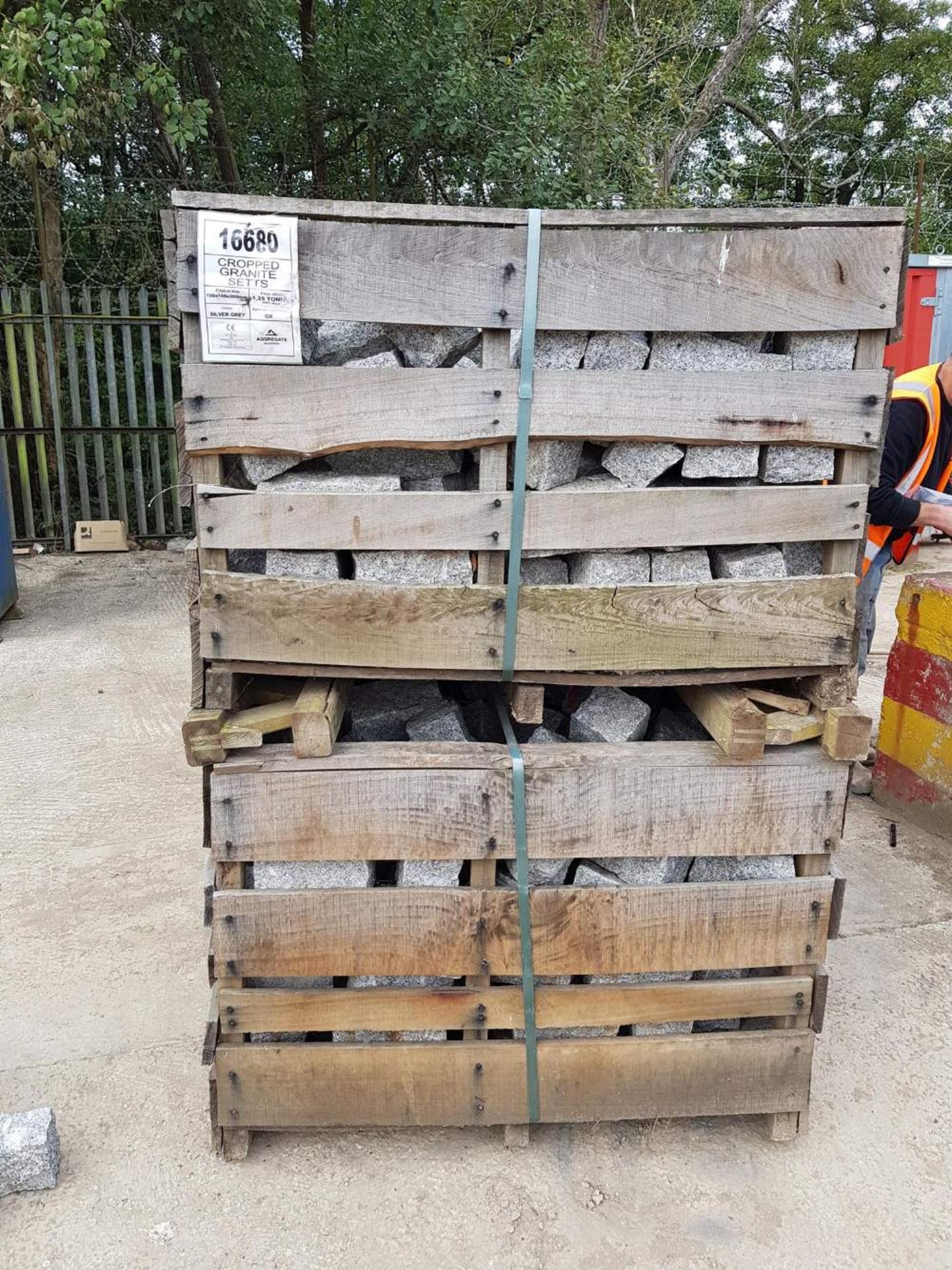 Cropped Granite sets…10 PALLETS IN TOTAL..HIGH GRADE SETS!! LOT LOCATION: 2 Main Road, Sundridge, Nr