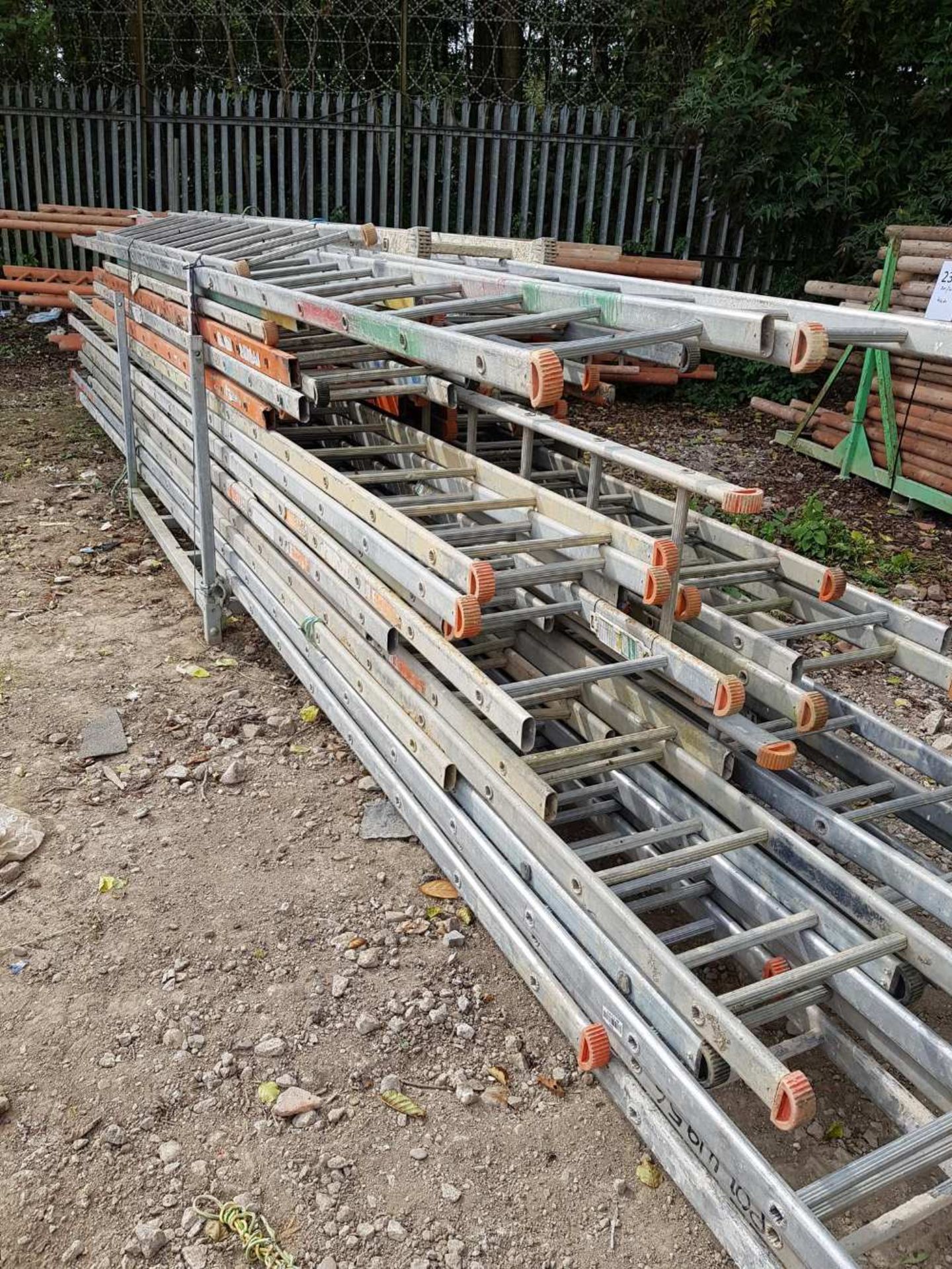 48No Metal Ladders – 3.0m to 7.0m Long LOT LOCATION: 2 Main Road, Sundridge, Nr Sevenoaks, Kent. - Image 3 of 3